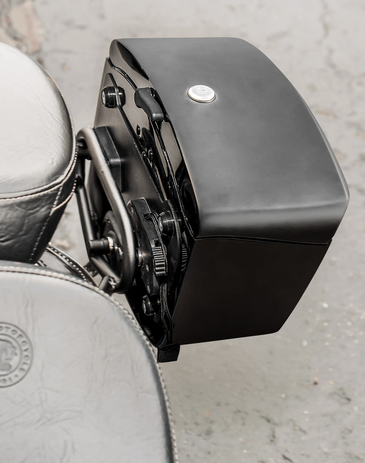 24L - Ironclad Quick-Mount Medium Indian Scout Classic 2025+ Matte Hard Alforjas