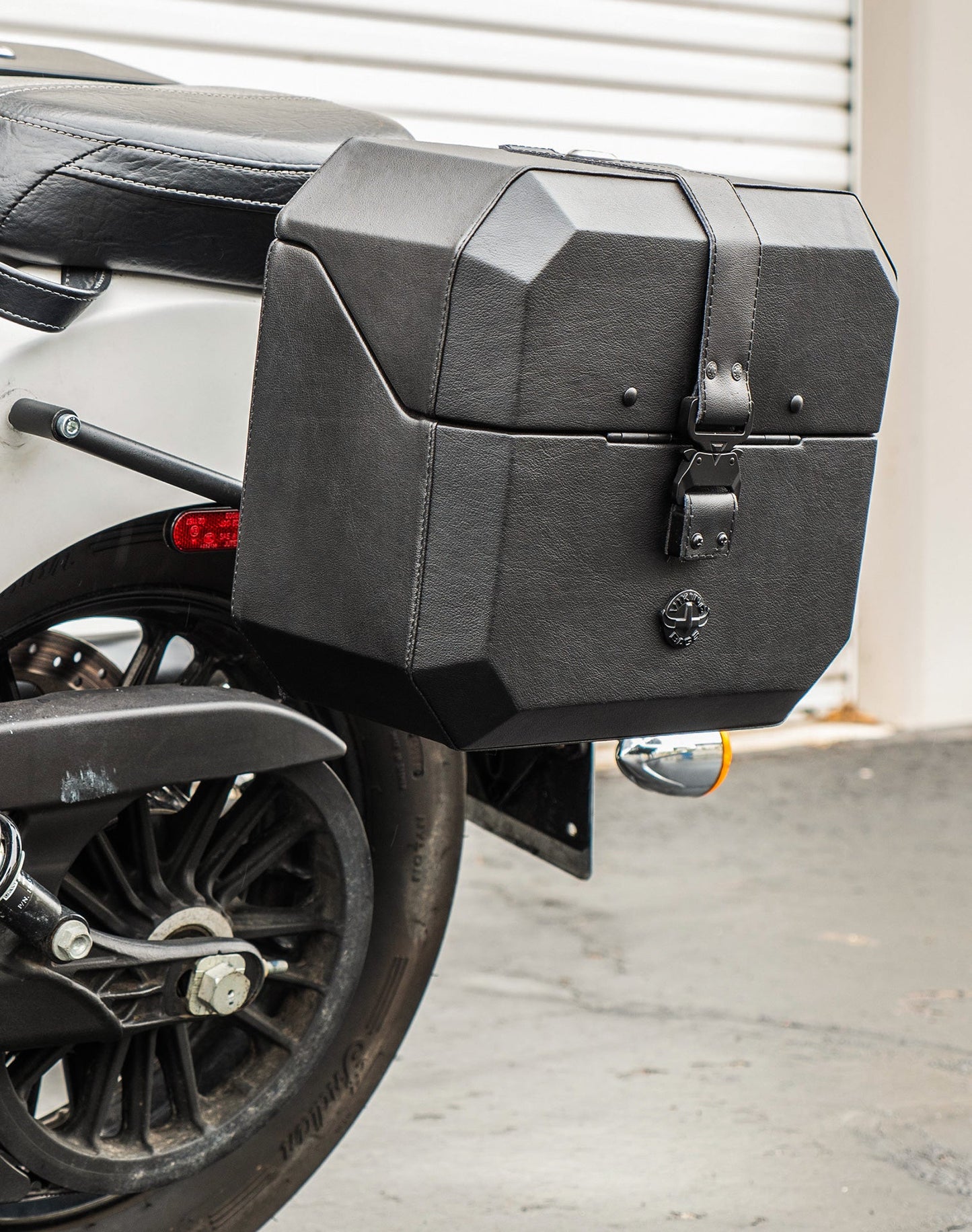 20L - Outlaw Quick-Mount Small Indian Scout Sixty Classic 2025+ Leather Wrapped Hard Alforjas