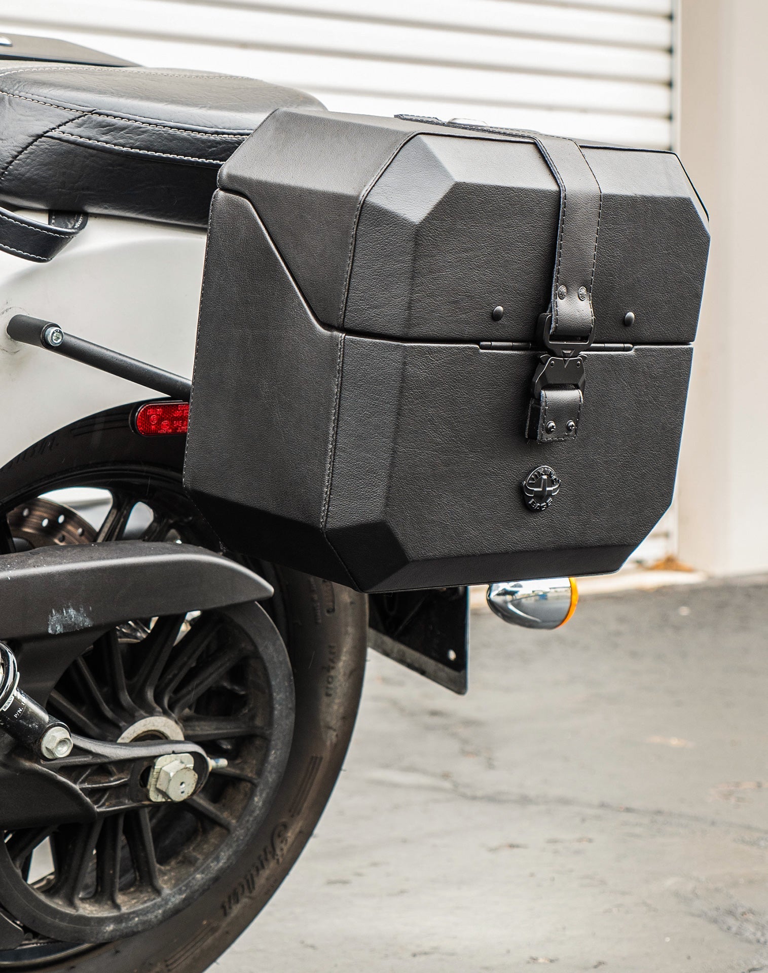 20L - Outlaw Quick-Mount Small Indian Scout Sixty Classic 2025+ Leather Wrapped Hard Alforjas