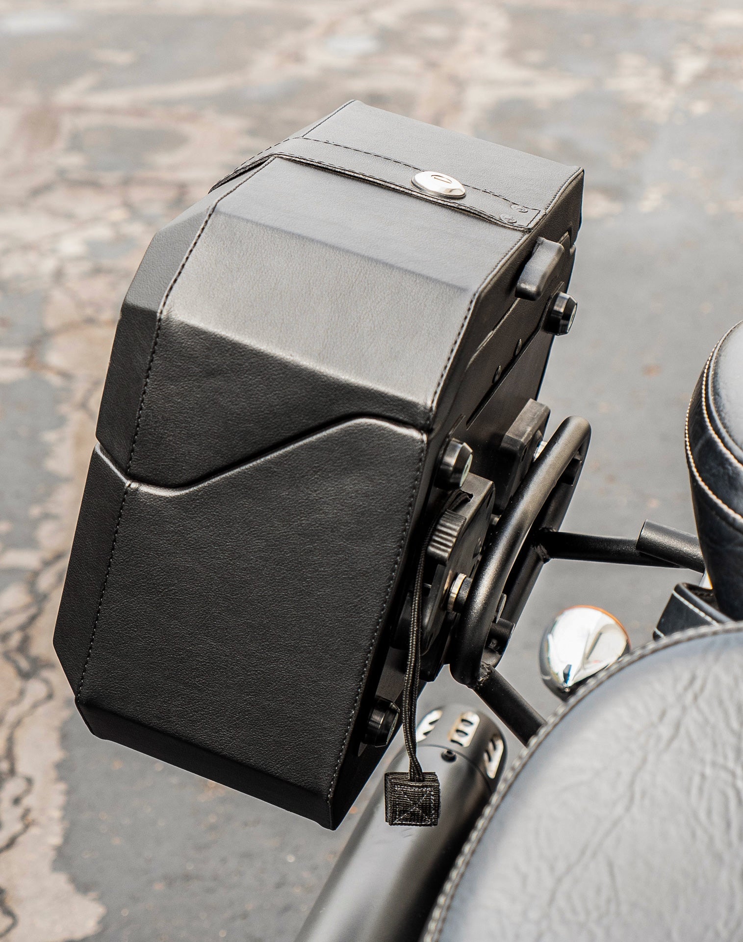 20L - Outlaw Quick-Mount Small Indian Scout Sixty Classic 2025+ Leather Wrapped Hard Alforjas