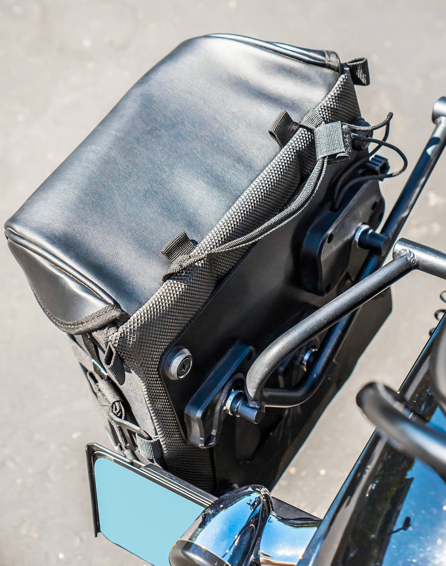 15L - Incognito Quick Mount Medium Solo Motocicleta Alforja (Left Only) para Harley Dyna Wide Glide FXDWG/I
