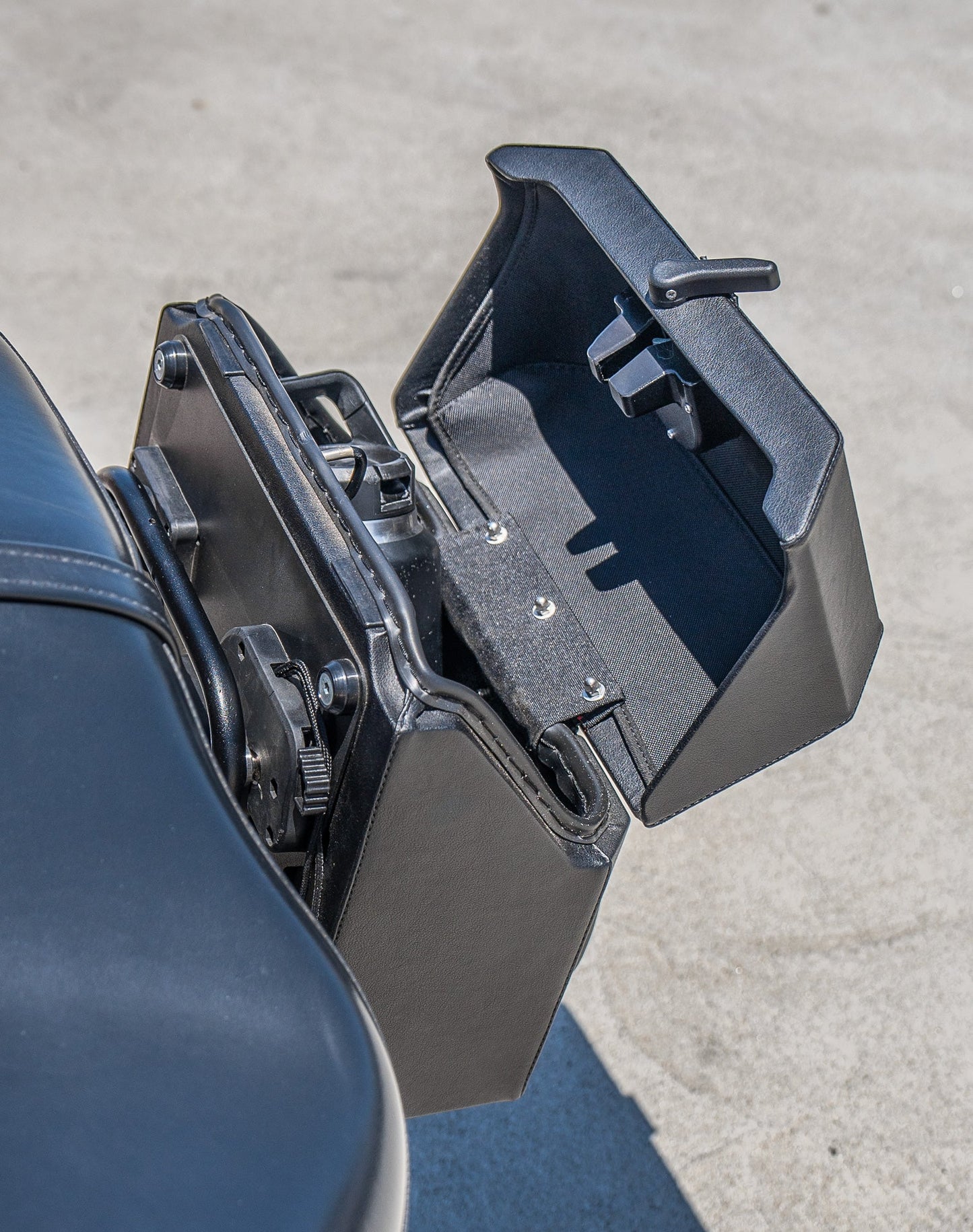15L - Outlaw Quick-Mount Medium Honda VTX 1300 C Leather Wrapped Hard Alforjas (Left Only)