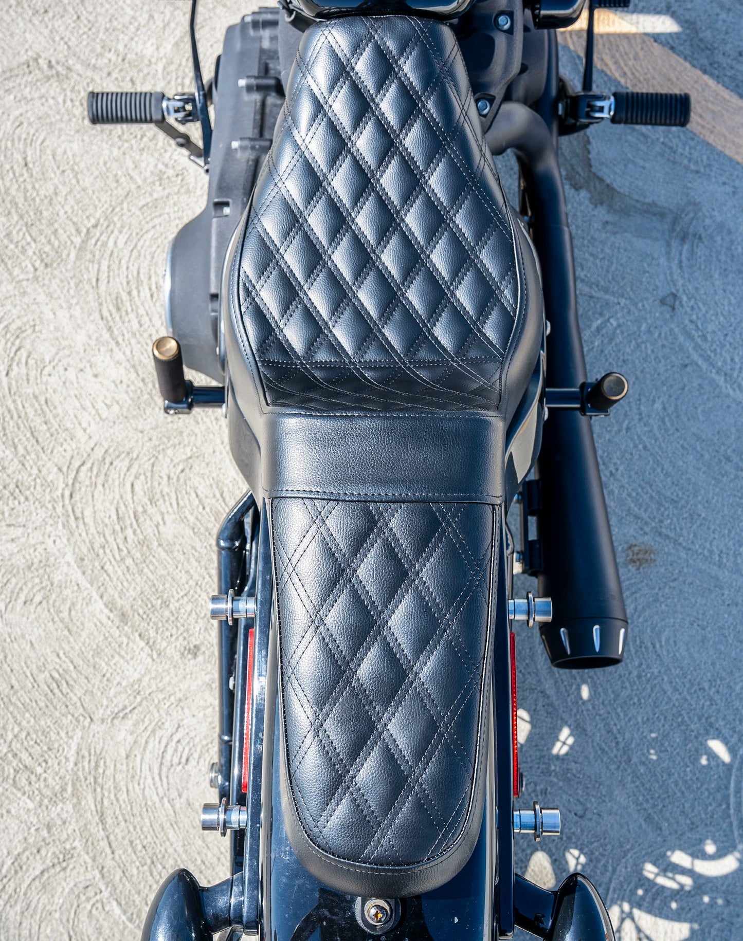 Iron Born Diamond Stitch 2-Up Seat para 2018+ Harley Softail Street Bob FXBB/S