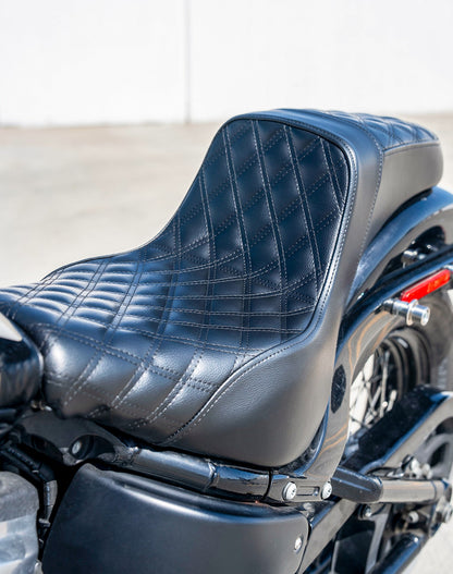 Iron Born Diamond Stitch 2-Up Seat para 2018+ Harley Softail Street Bob FXBB/S
