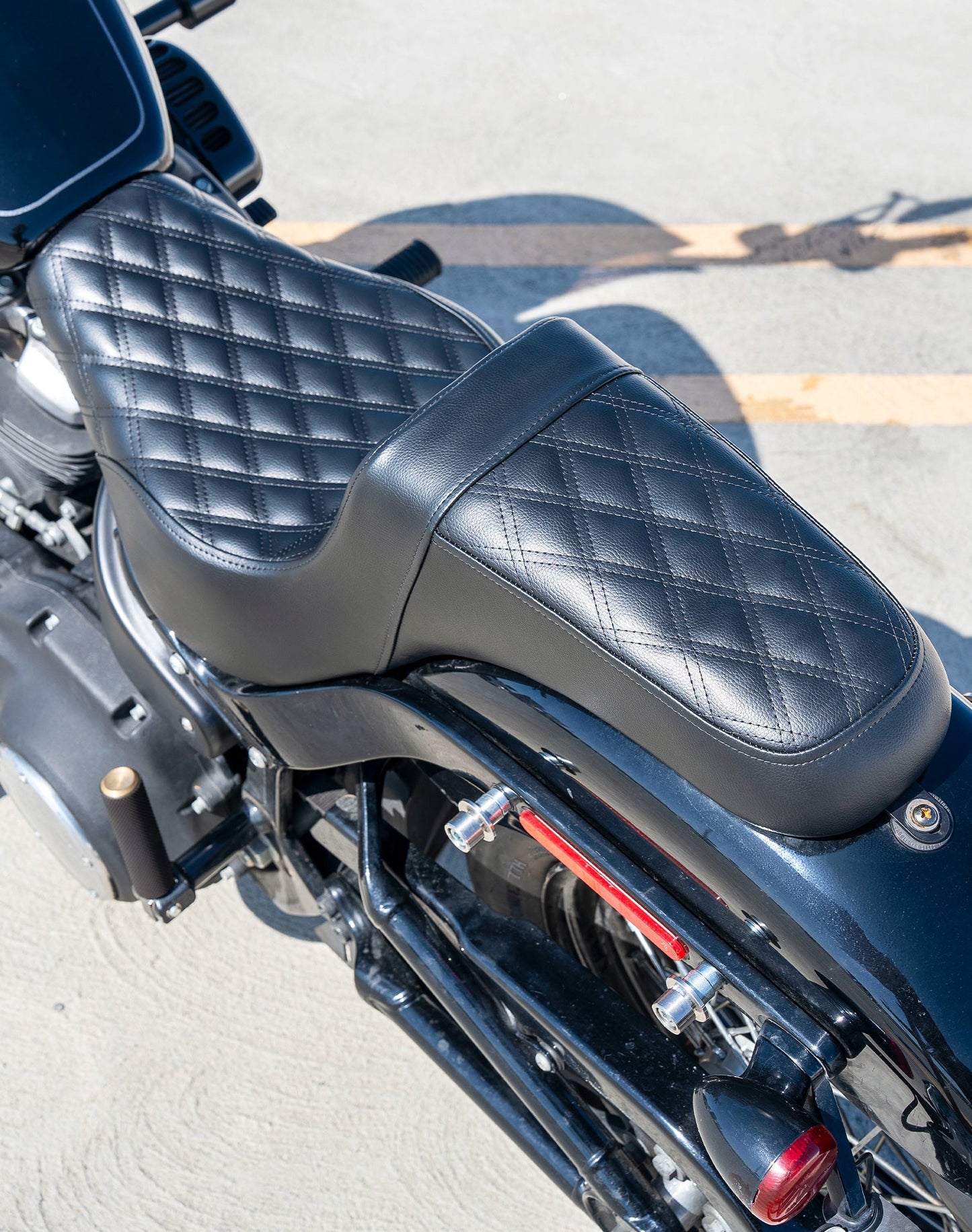 Iron Born Diamond Stitch 2-Up Seat para 2018+ Harley Softail Street Bob FXBB/S