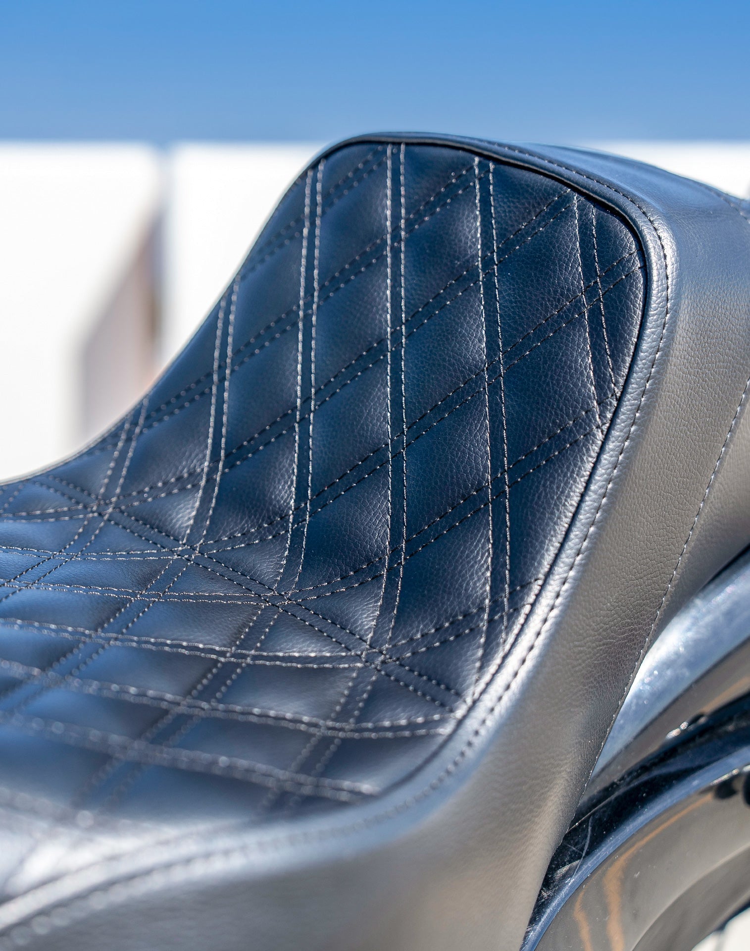 Iron Born Diamond Stitch 2-Up Seat para 2018+ Harley Softail Street Bob FXBB/S