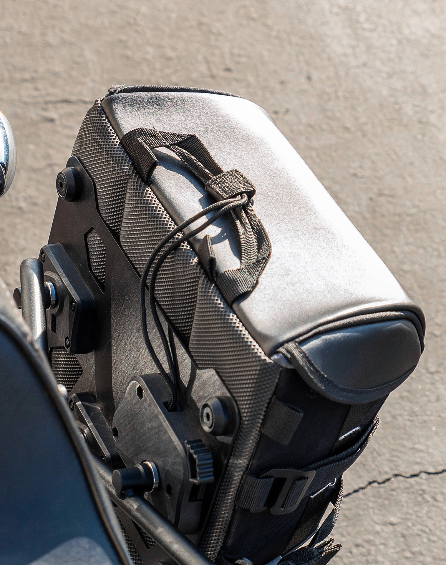 10L - Incognito Quick Mount Small Solo Alforja (Left Only) para Harley Davidson Dyna Low Rider FXDL/I
