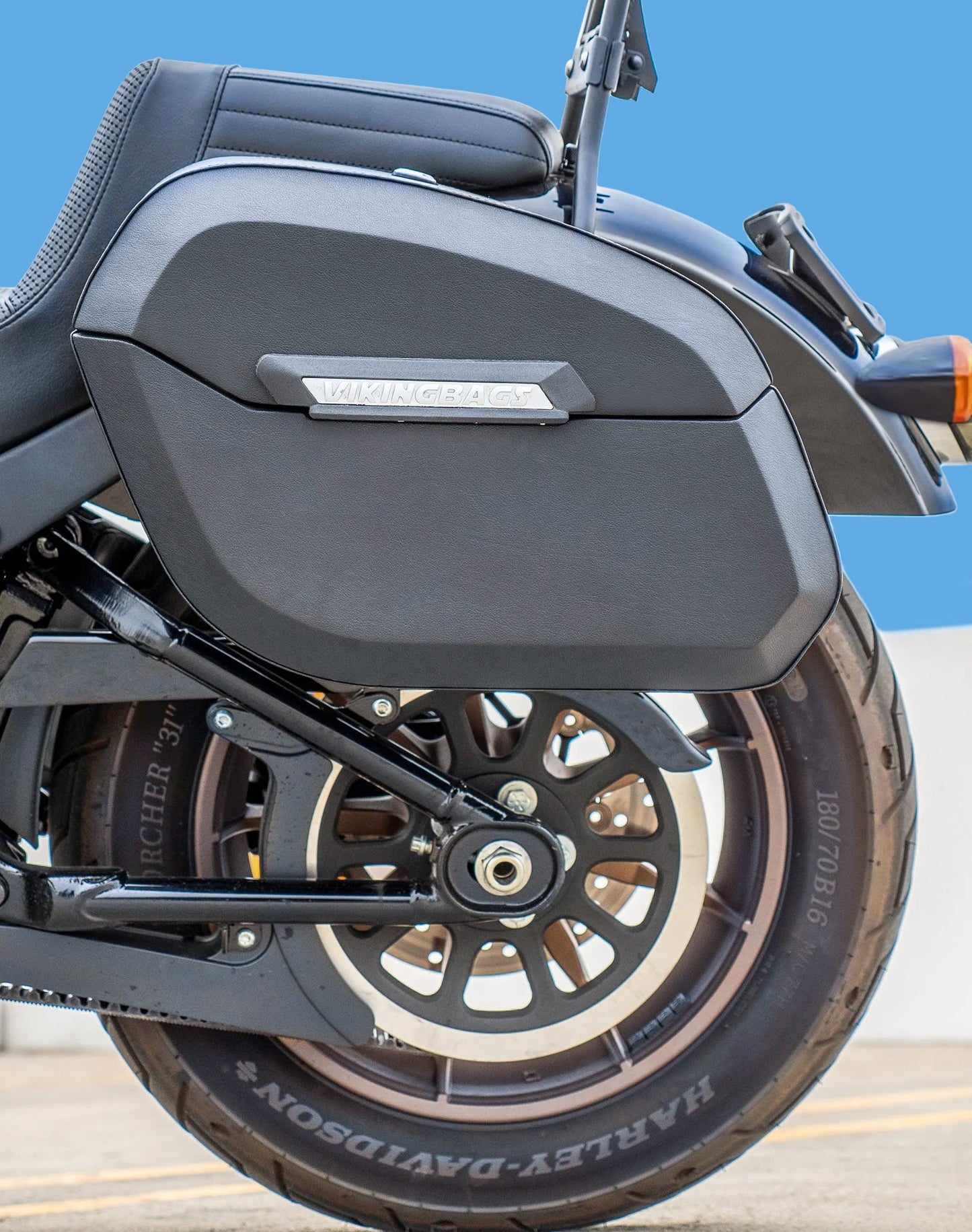 32L - Darkin Large Quick Mount Leather Wrap Hard Alforjas para 2025+ Harley Softail Low Rider S FXLRS