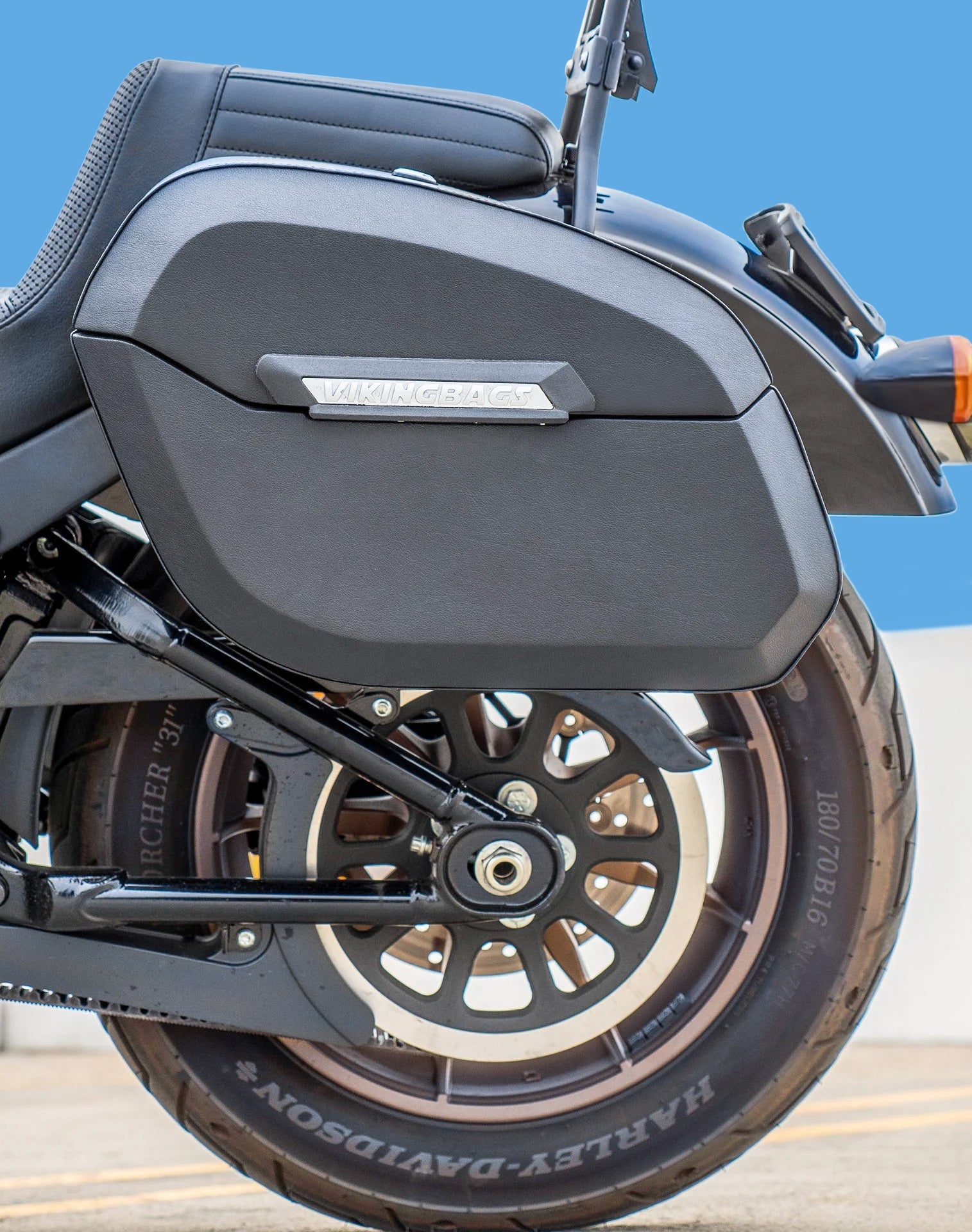 32L - Darkin Large Quick Mount Leather Wrap Hard Alforjas para 2025+ Harley Softail Low Rider S FXLRS