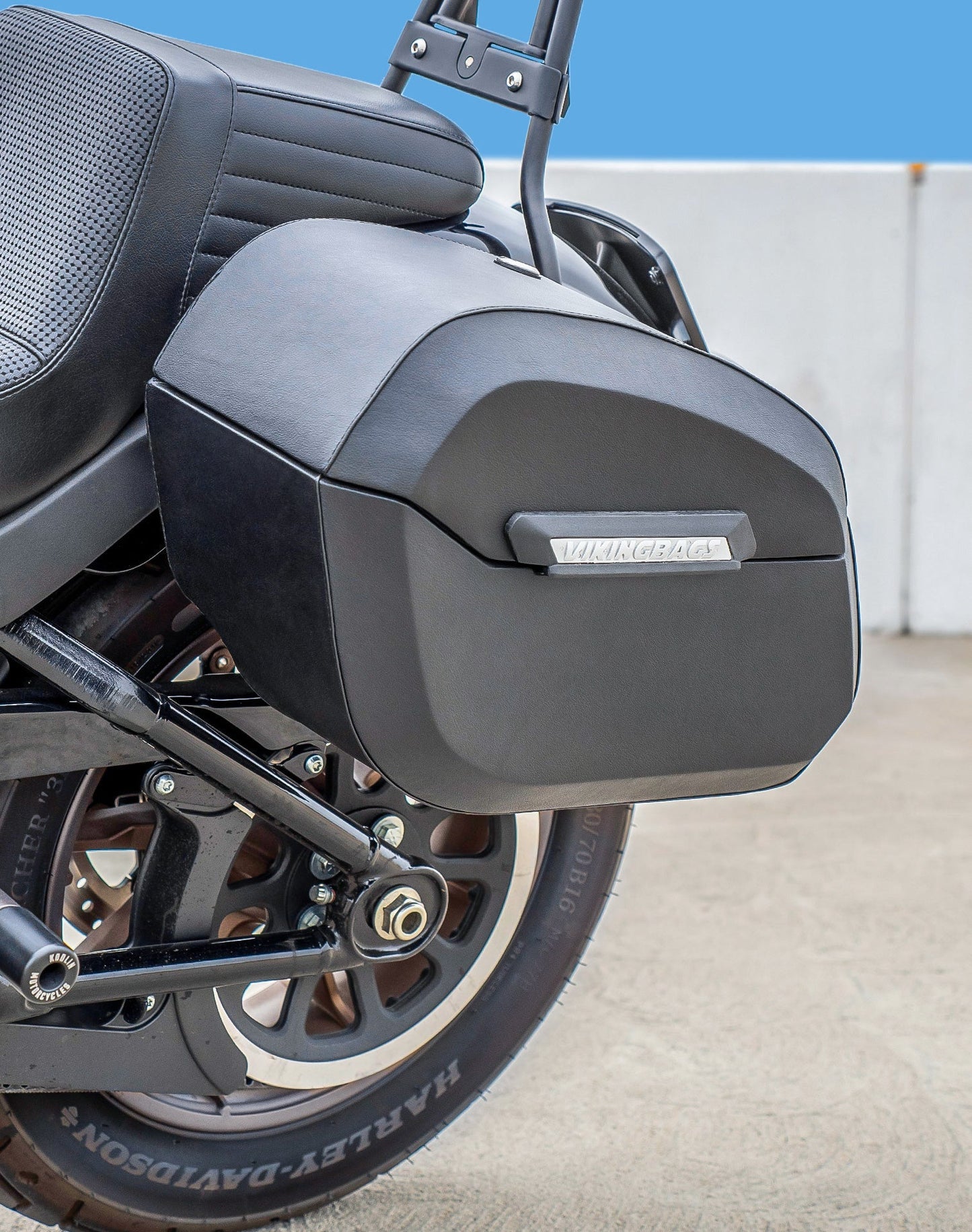 32L - Darkin Large Quick Mount Leather Wrap Hard Alforjas para 2025+ Harley Softail Low Rider S FXLRS