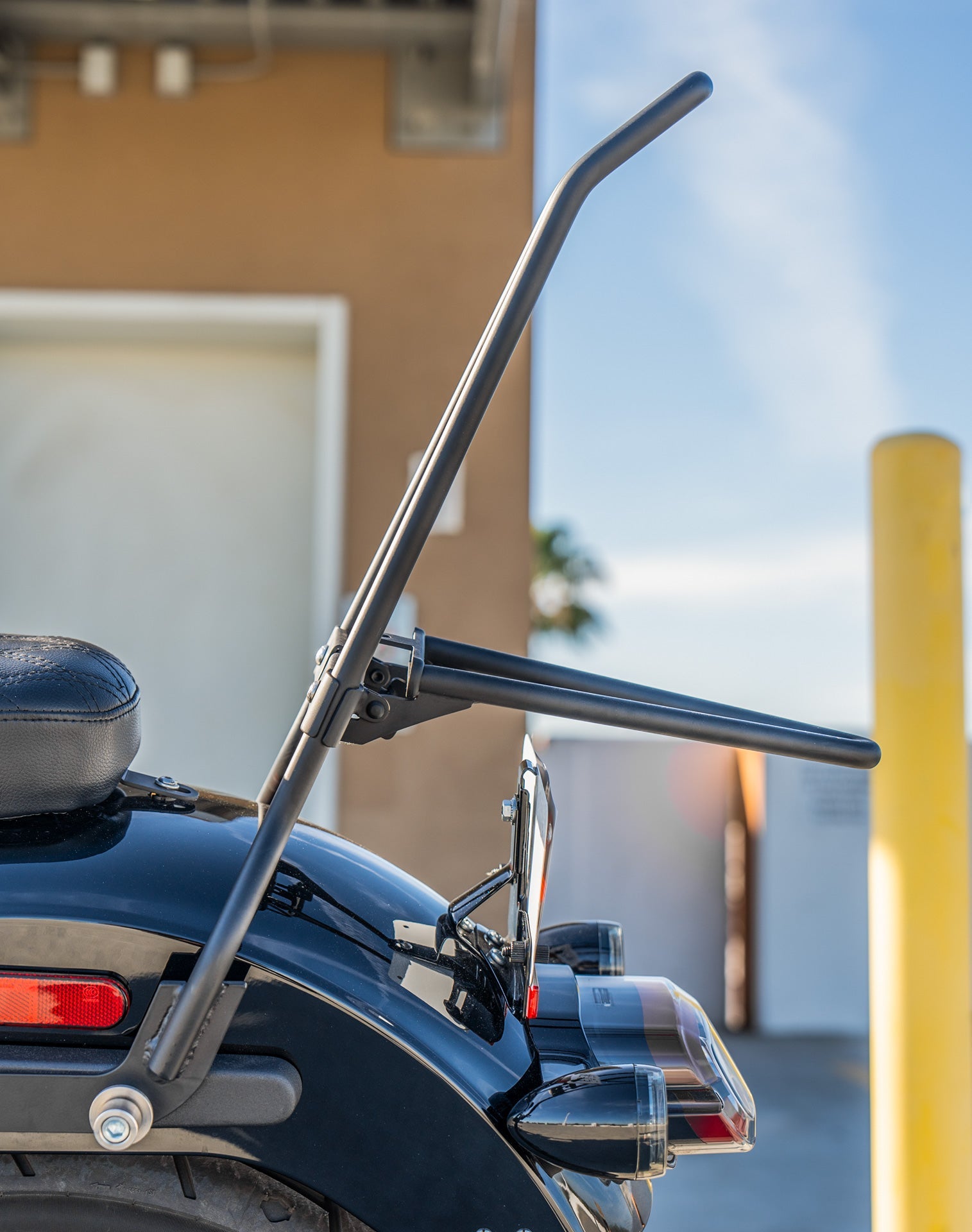 Iron Born Blade 25" Sissy bar para Wide Seat w/ Foldable Rack para Harley Softail Low Rider S FXLRS Matte Black