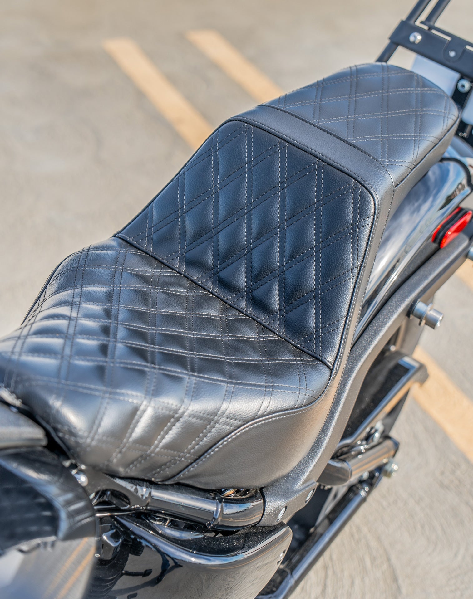 Iron Born Diamond Stitch 2-Up Seat para Harley Softail Low Rider FXLR