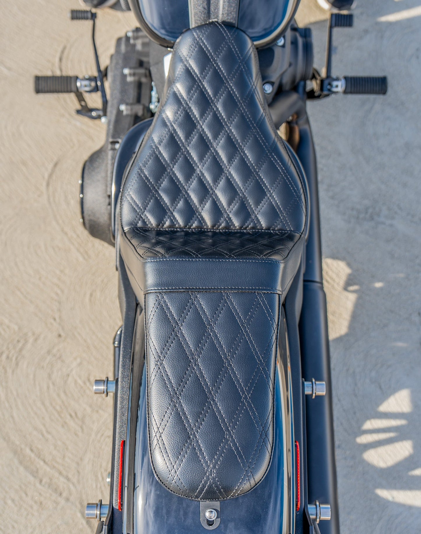 Iron Born Diamond Stitch 2-Up Seat para Harley Softail Low Rider ST FXLRST