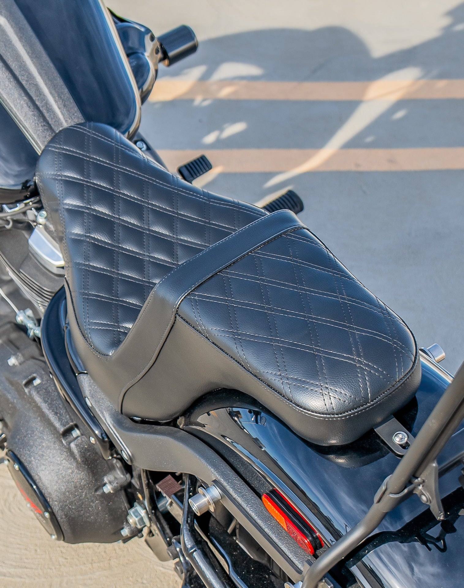 Iron Born Diamond Stitch 2-Up Seat para Harley Softail Low Rider ST FXLRST