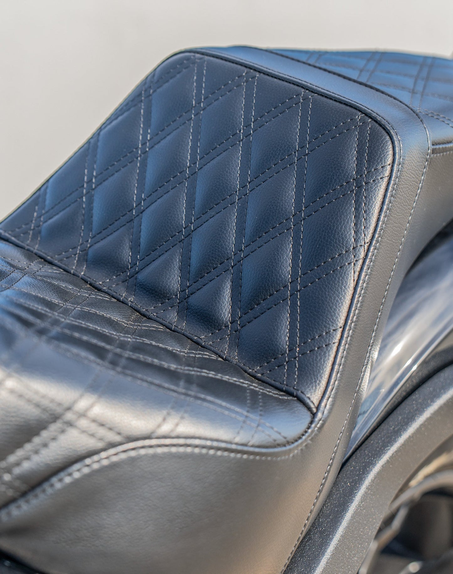 Iron Born Diamond Stitch 2-Up Seat para Harley Softail Sport Glide FLSB