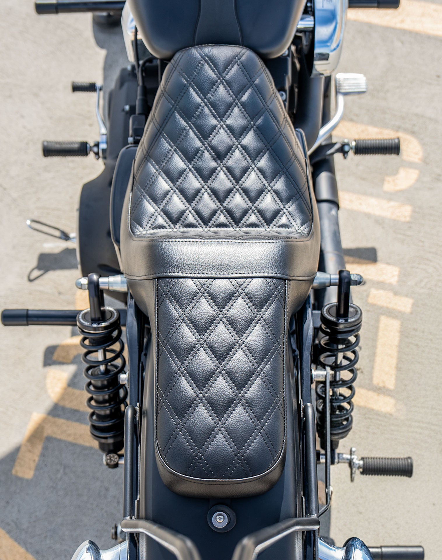 Iron Born Diamond Stitch 2-Up Seat para Harley Dyna Fat Bob FXDF Black