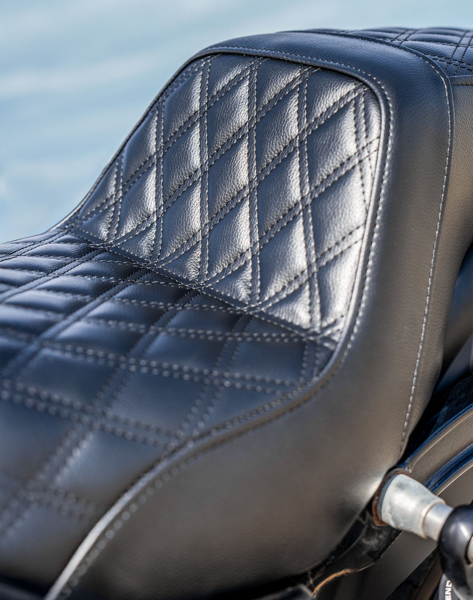 Iron Born Diamond Stitch 2-Up Seat para Harley Dyna Fat Bob FXDF Black