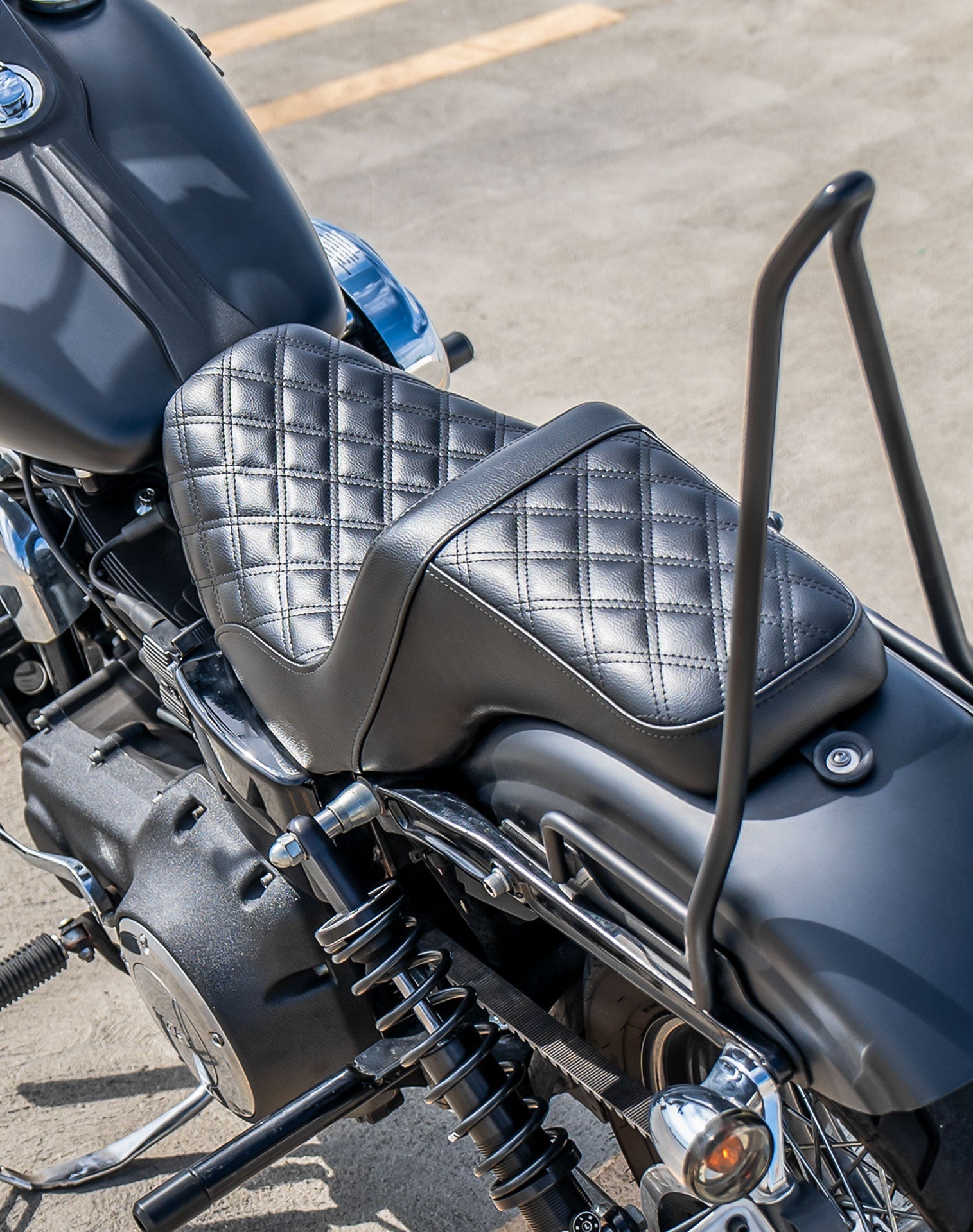 Iron Born Diamond Stitch 2-Up Seat para Harley Dyna Street Bob FXDB/I Black