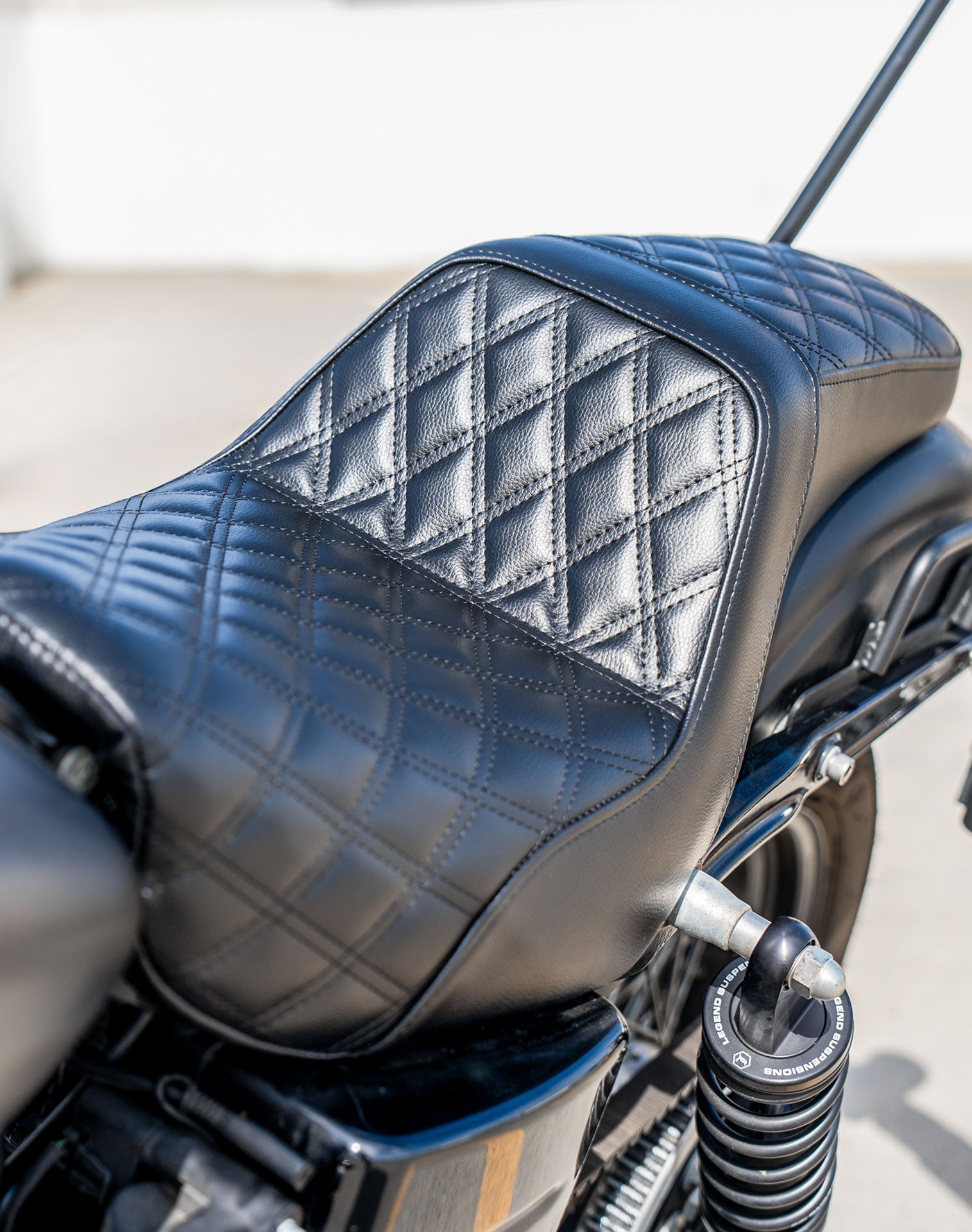 Iron Born Diamond Stitch 2-Up Seat para Harley Dyna Street Bob FXDB/I Black
