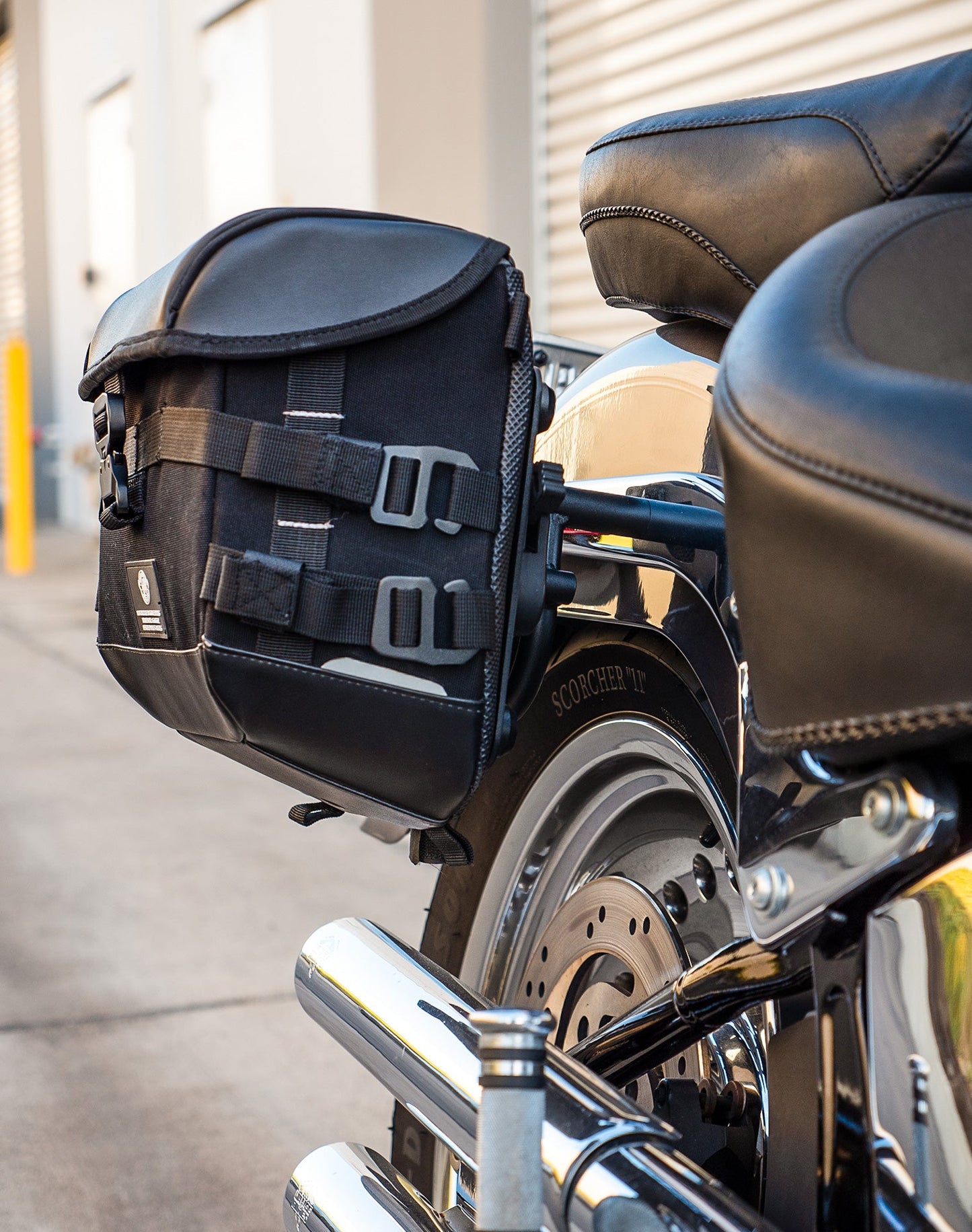 10L - Incognito Quick Mount Small Solo Motocicleta Alforja (Right Only) para Harley Softail Fat Boy FLSTF/I