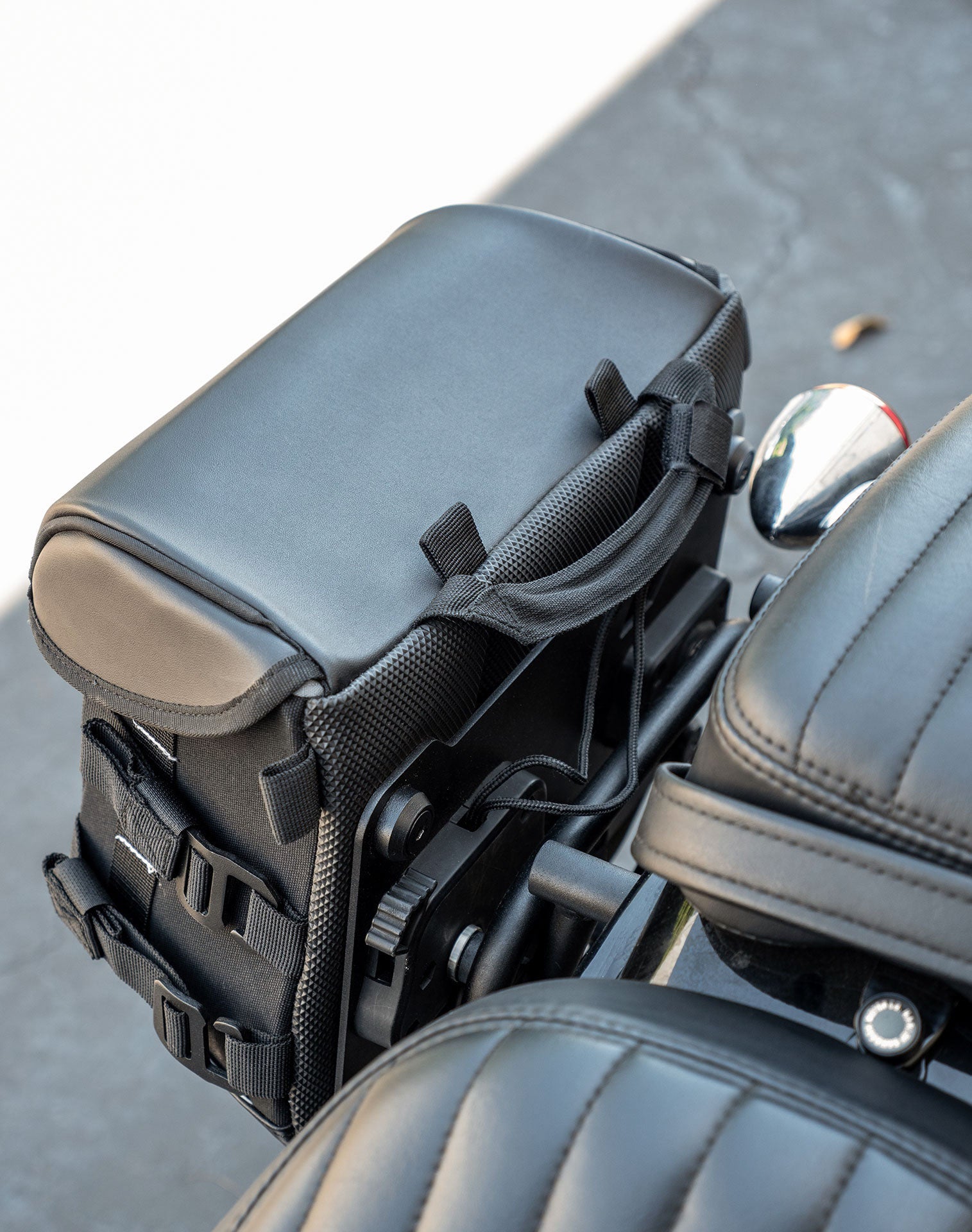 10L - Incognito Quick Mount Small Solo Motocicleta Alforja (Right Only) para Harley Softail Standard FXST