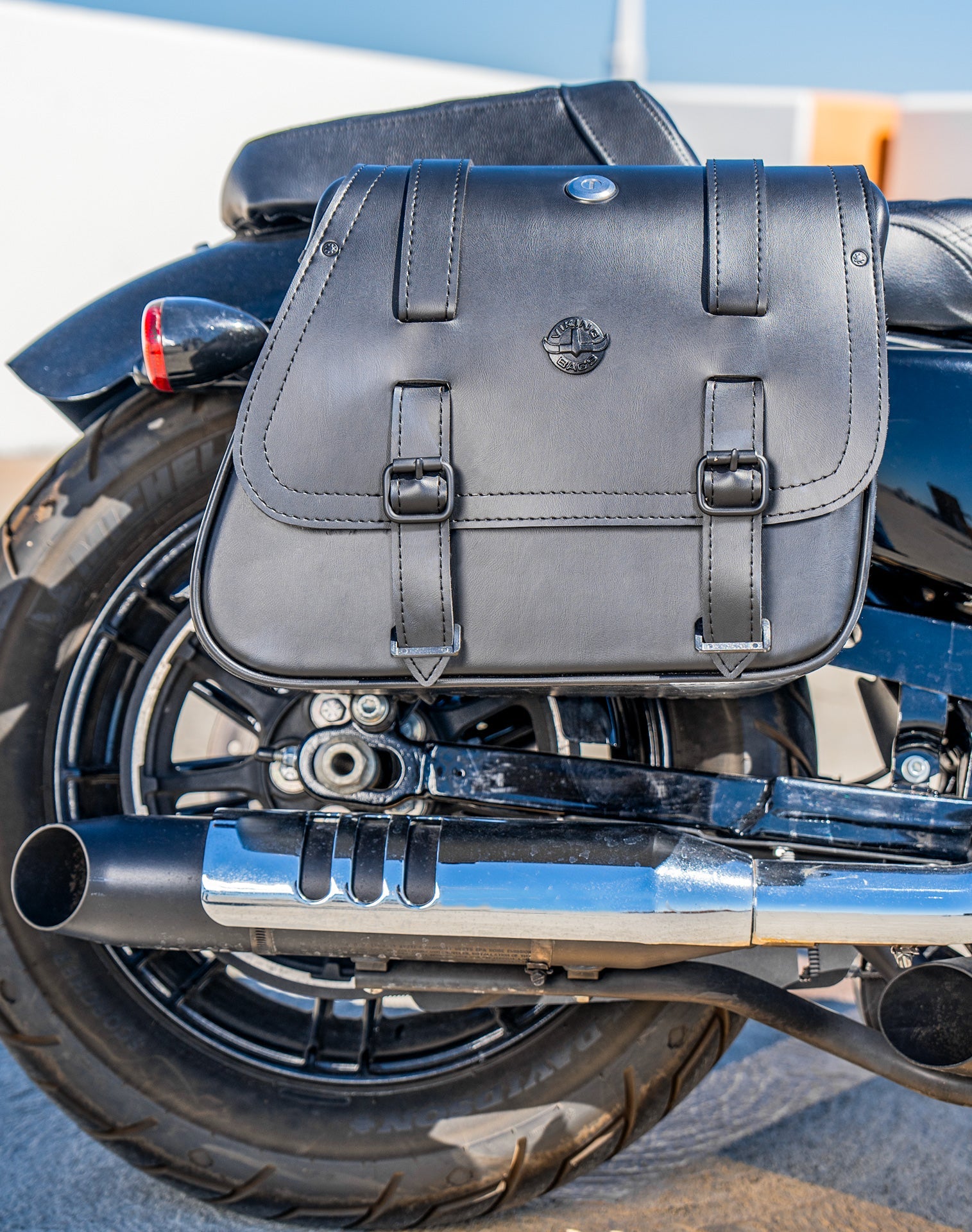 22L - Ghost Medium Shock Cutout Motocicleta Alforjas para Harley Sportster 1200 Roadster XL1200CX