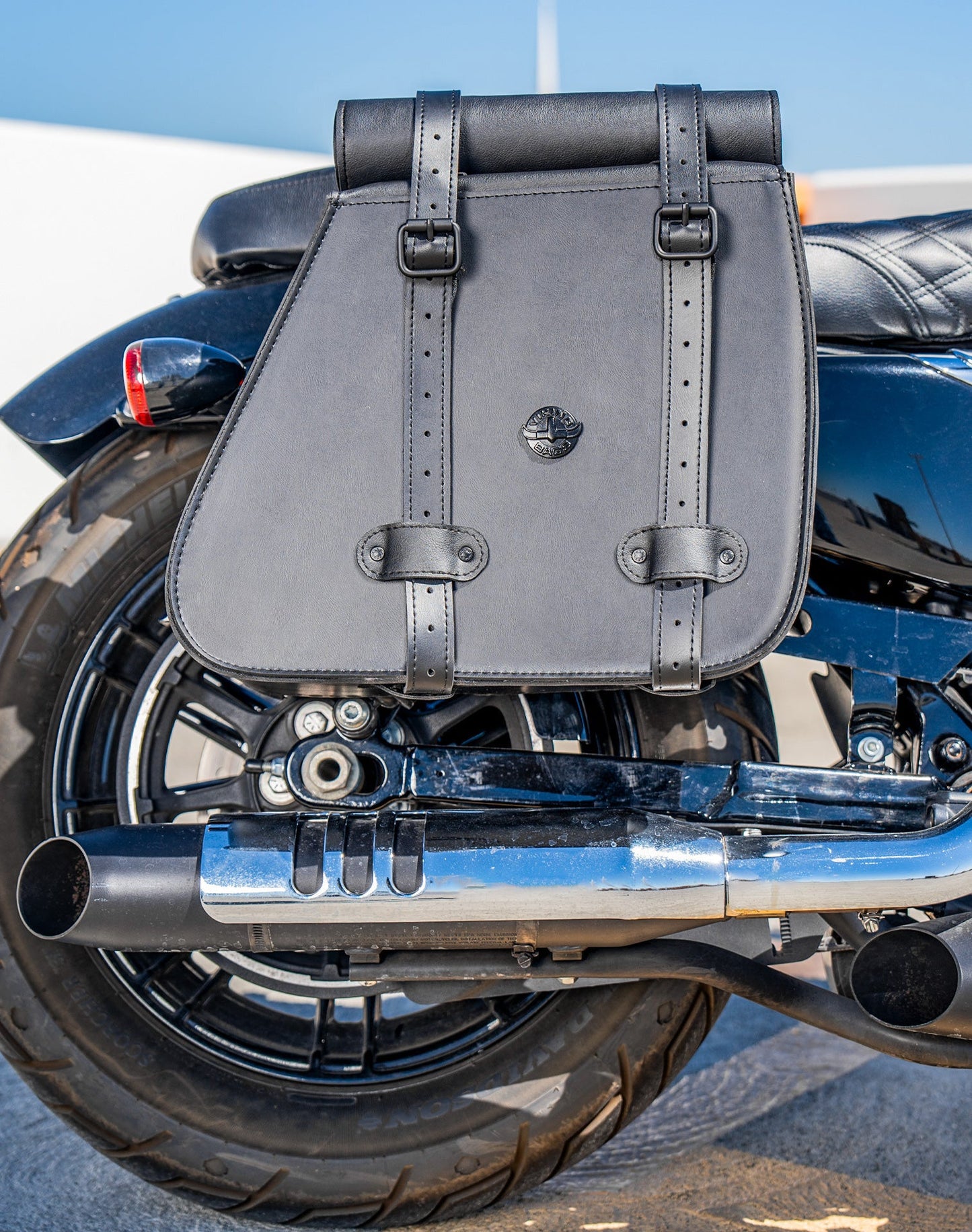 35L - Ghost Large Roll-Top Shock Cutout Alforjas para Harley Sportster 1200 Iron XL1200NS