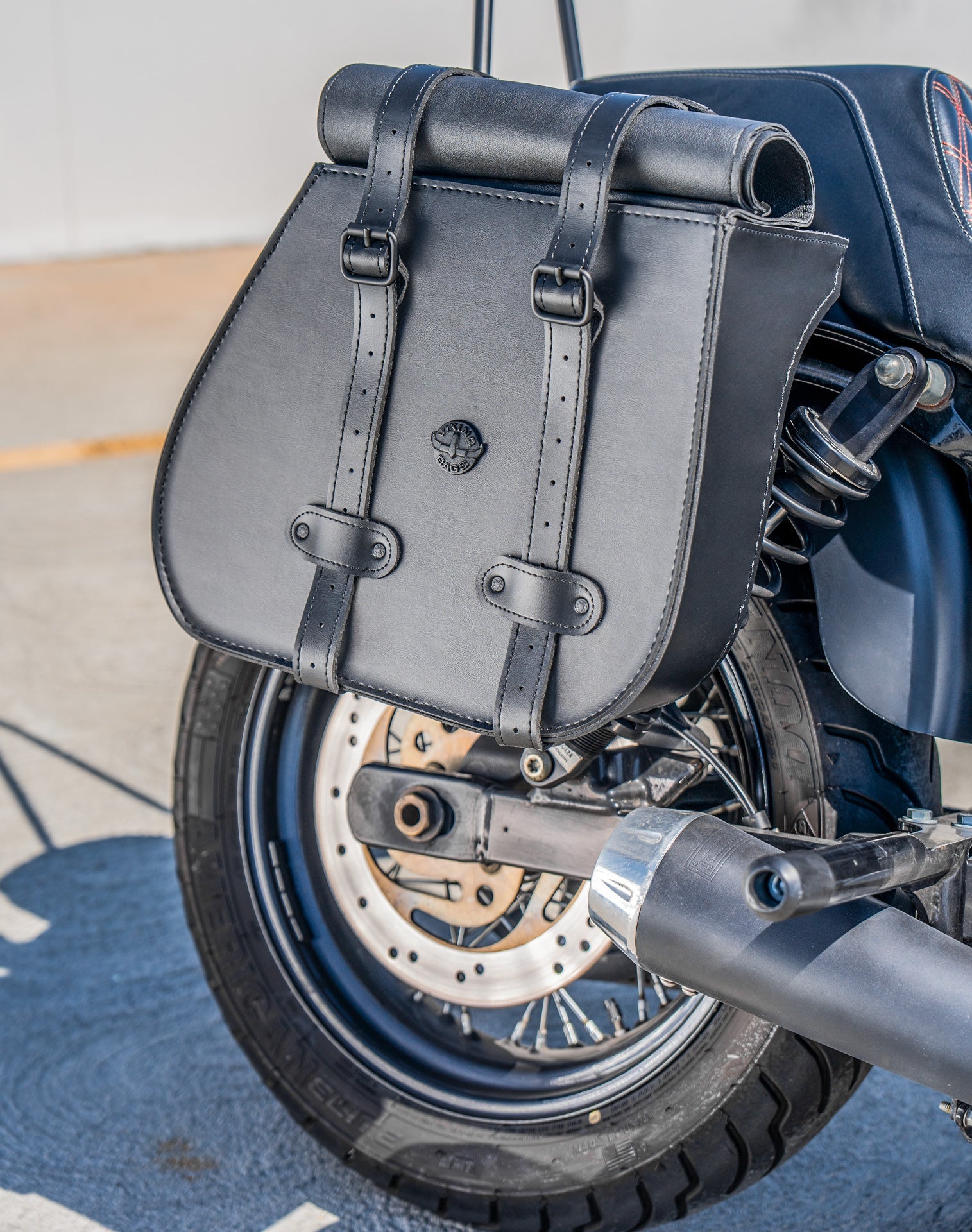 45L - Wraith XL Roll-Top Quick-Mount Shock Cutout Alforjas para Harley Dyna Super Glide Custom FXD/I