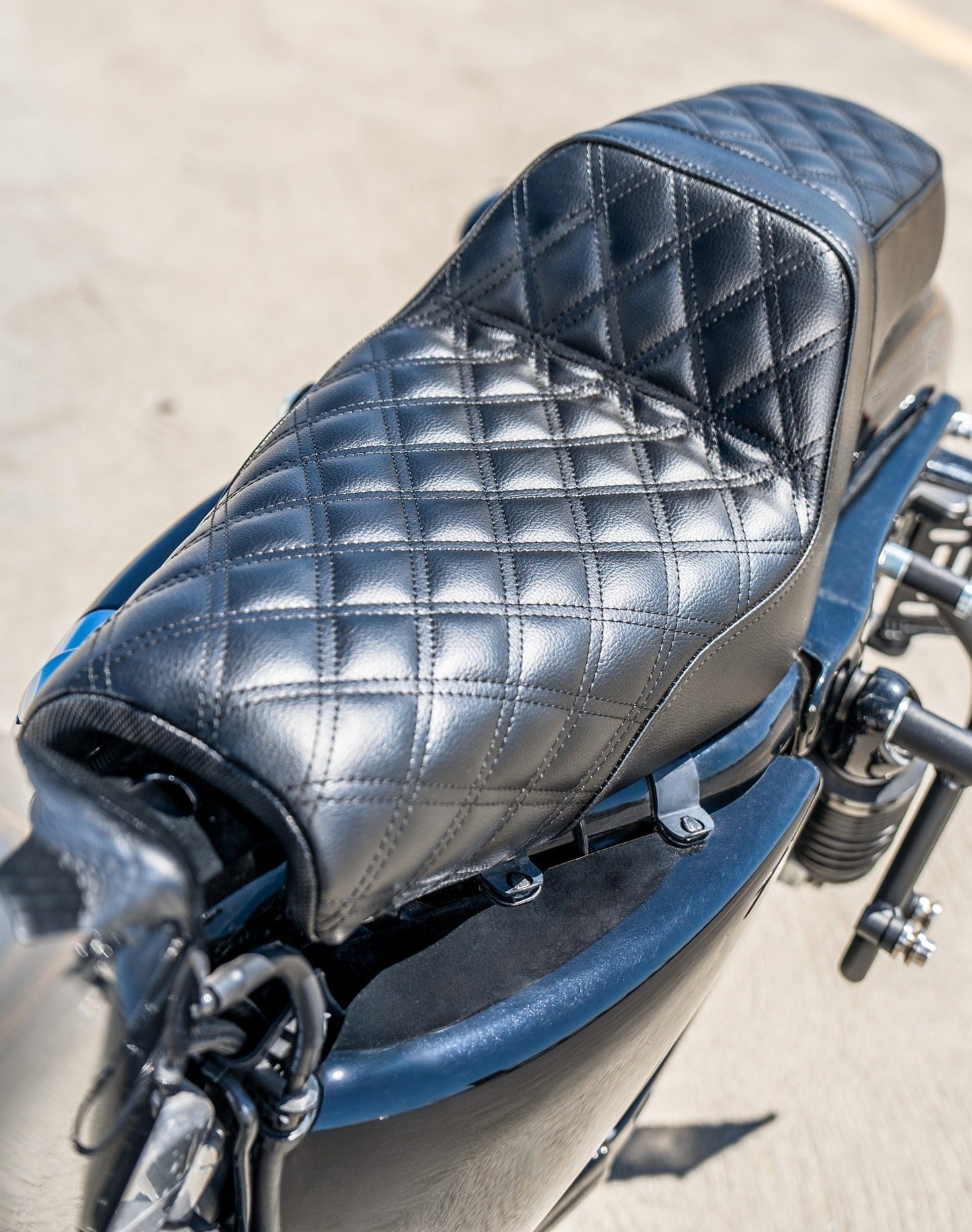 Iron Born Diamond Stitch 2-Up Seat para Harley Sportster 883 Low XL883L Black