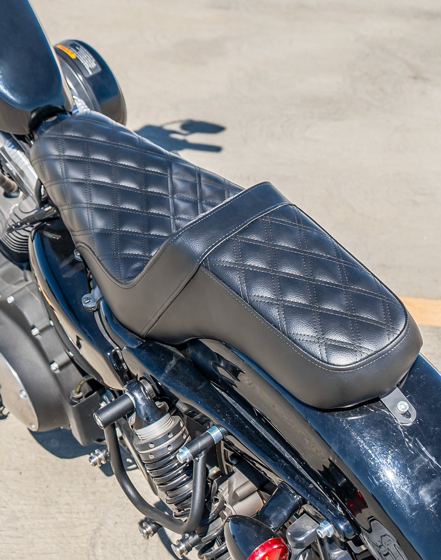 Iron Born Diamond Stitch 2-Up Seat para Harley Sportster 1200 Nightster XL1200N Black