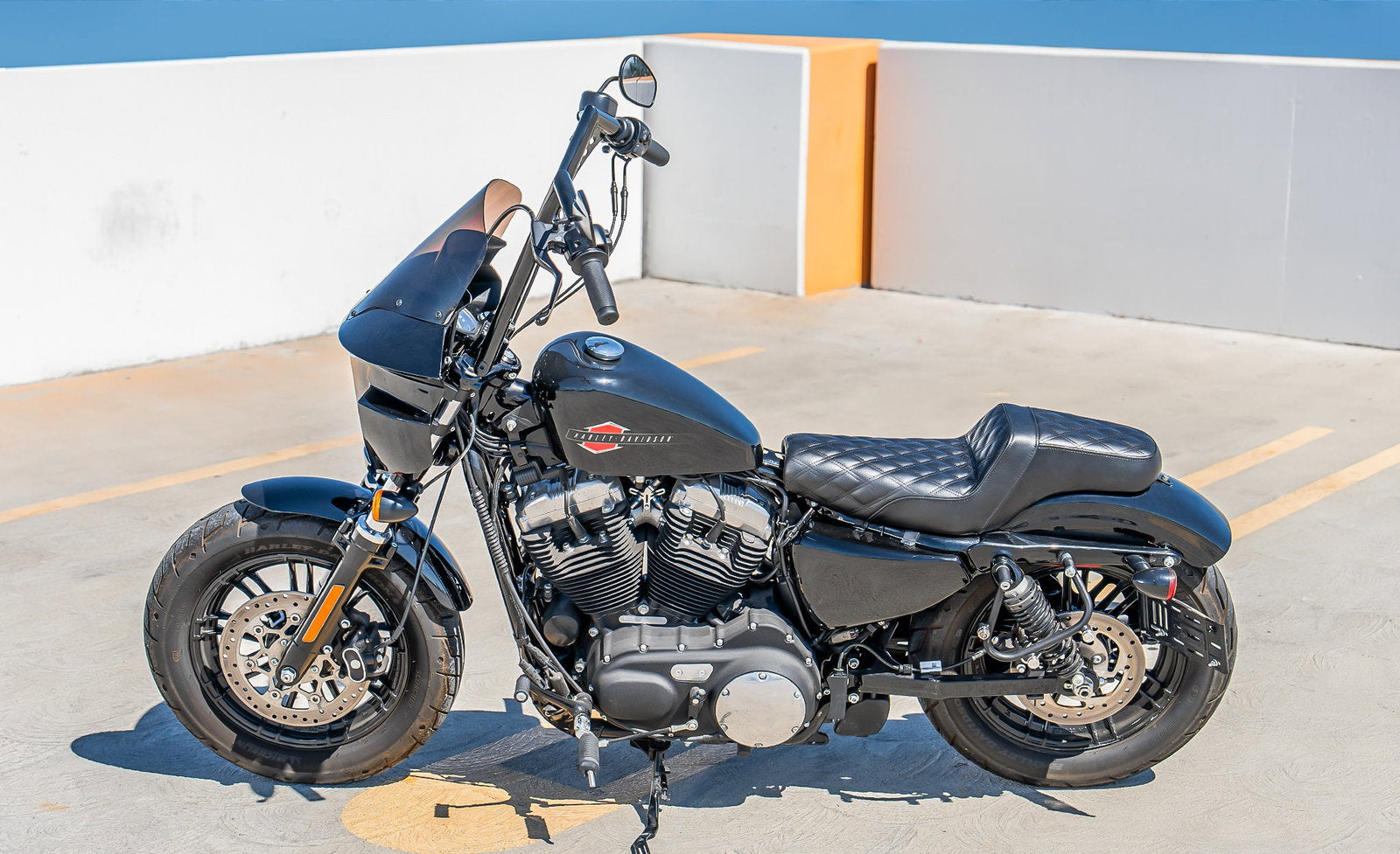 Iron Born Diamond Stitch 2-Up Seat para Harley Sportster 1200 Roadster XL1200CX Black