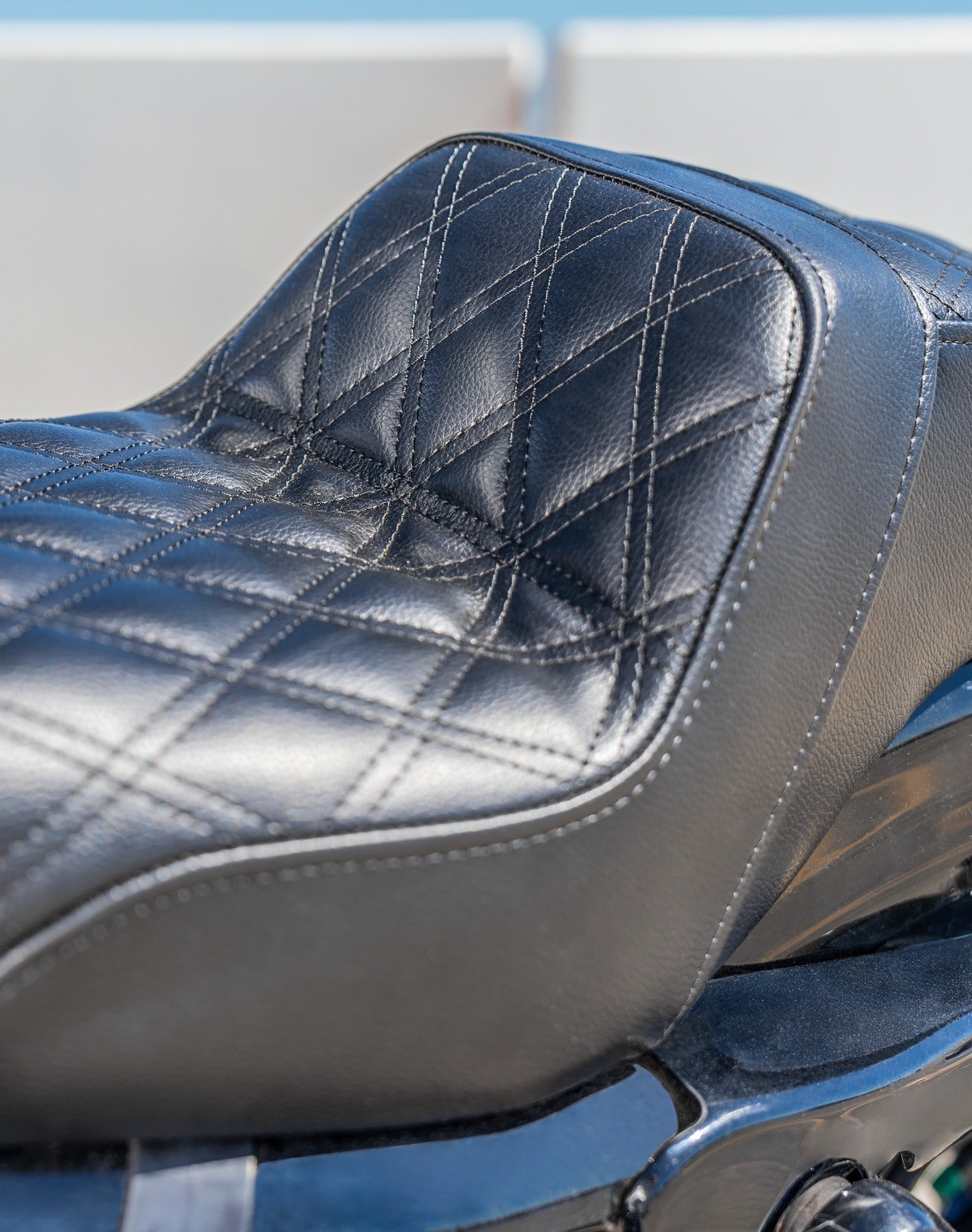 Iron Born Diamond Stitch 2-Up Seat para Harley Sportster 1200 Roadster XL1200CX Black
