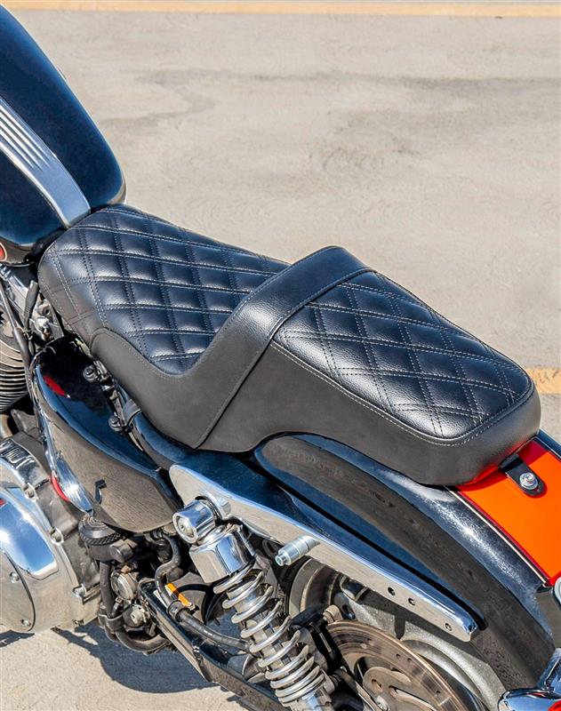 Iron Born Diamond Stitch 2-Up Seat para Harley Sportster Super Low XL1200T Black