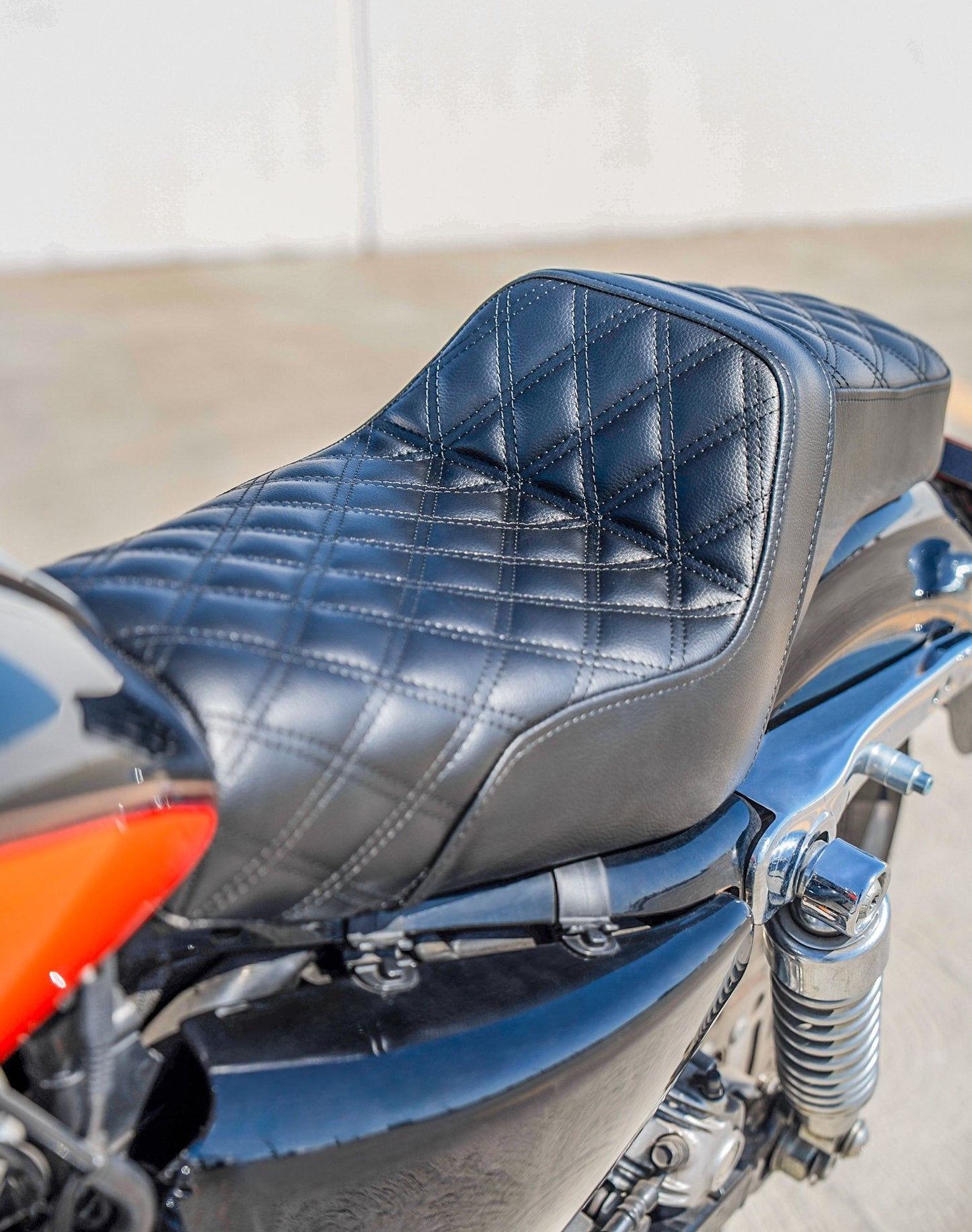 Iron Born Diamond Stitch 2-Up Seat para Harley Sportster Super Low XL1200T Black