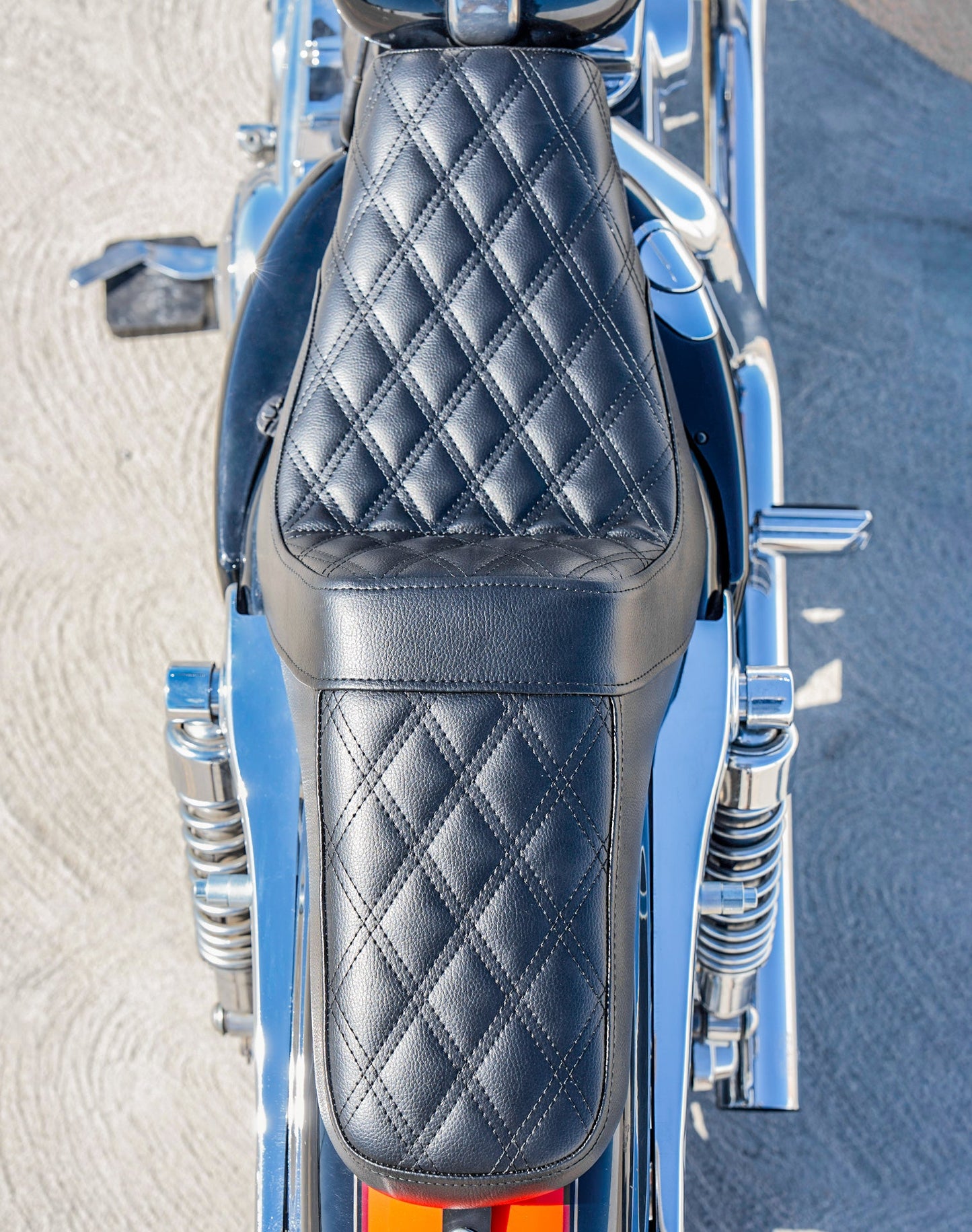 Iron Born Diamond Stitch 2-Up Seat para Harley Sportster Super Low XL1200T Black