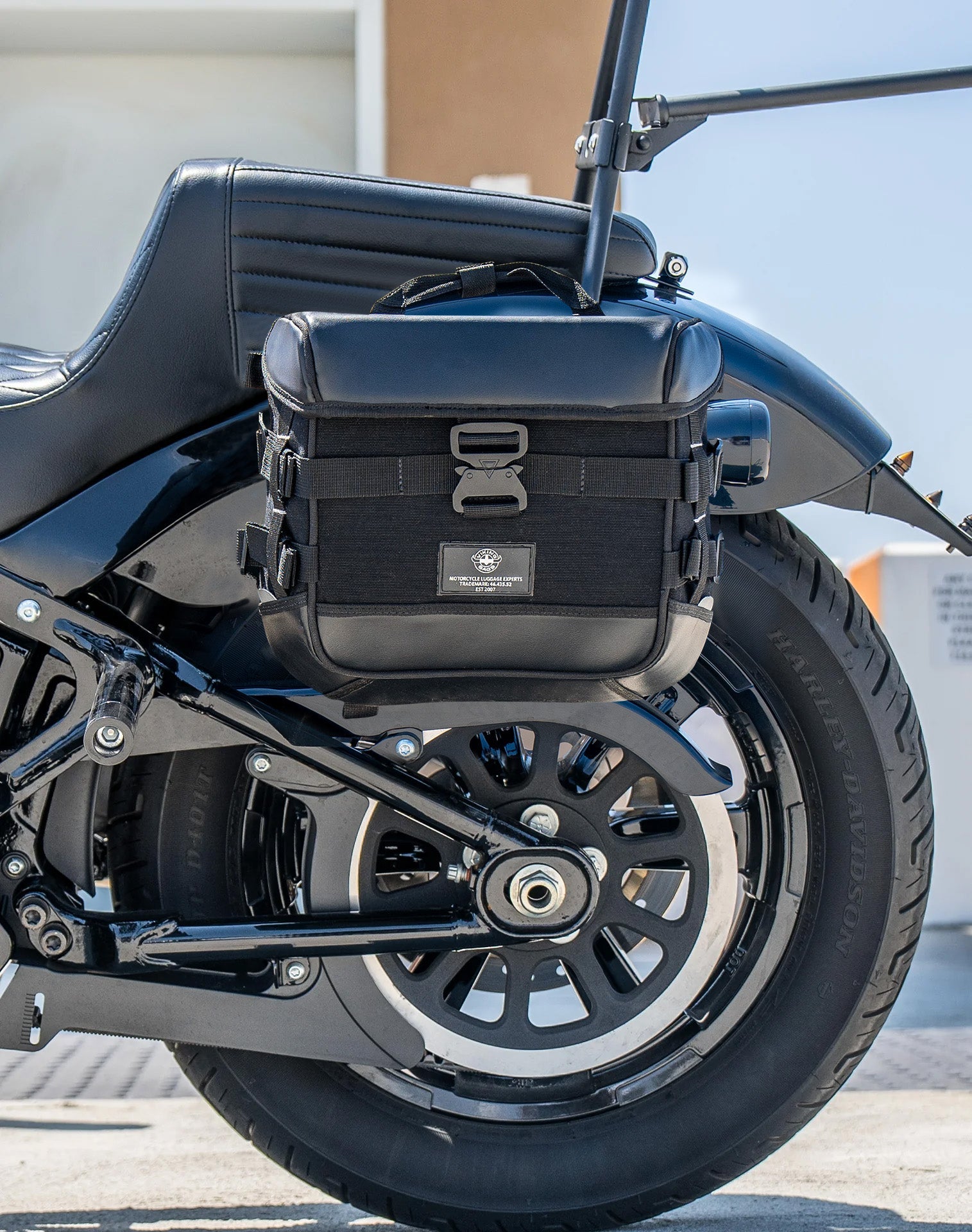 10L - Incognito Quick Mount Small Solo Motocicleta Alforja (Left Only) para Harley Softail Street Bob FXBB/S