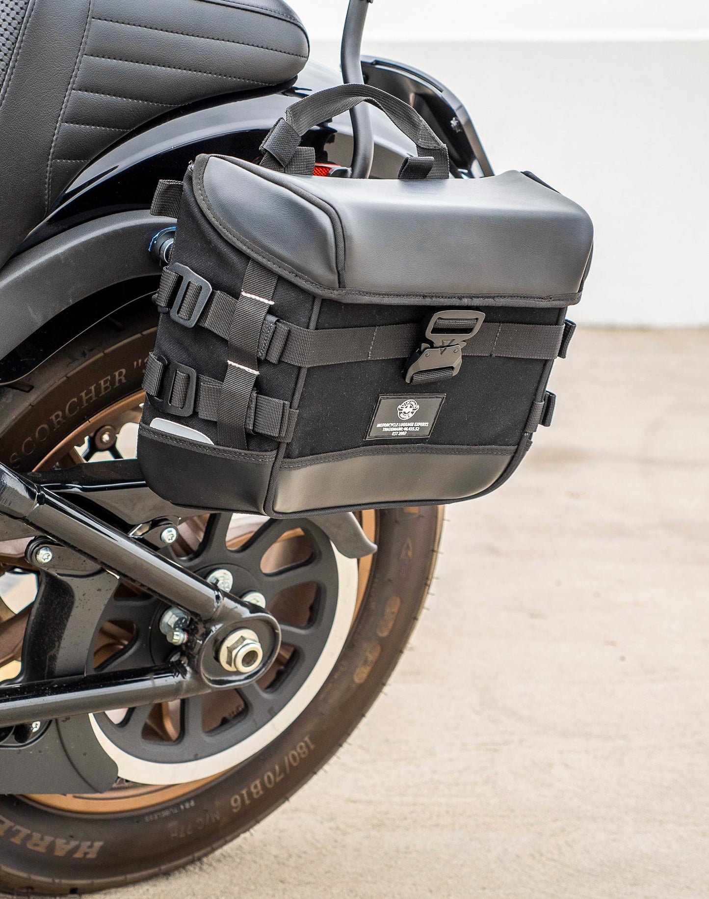 10L - Incognito Quick Mount Small Solo Motocicleta Alforja (Left Only) para Harley Softail Low Rider S FXLRS