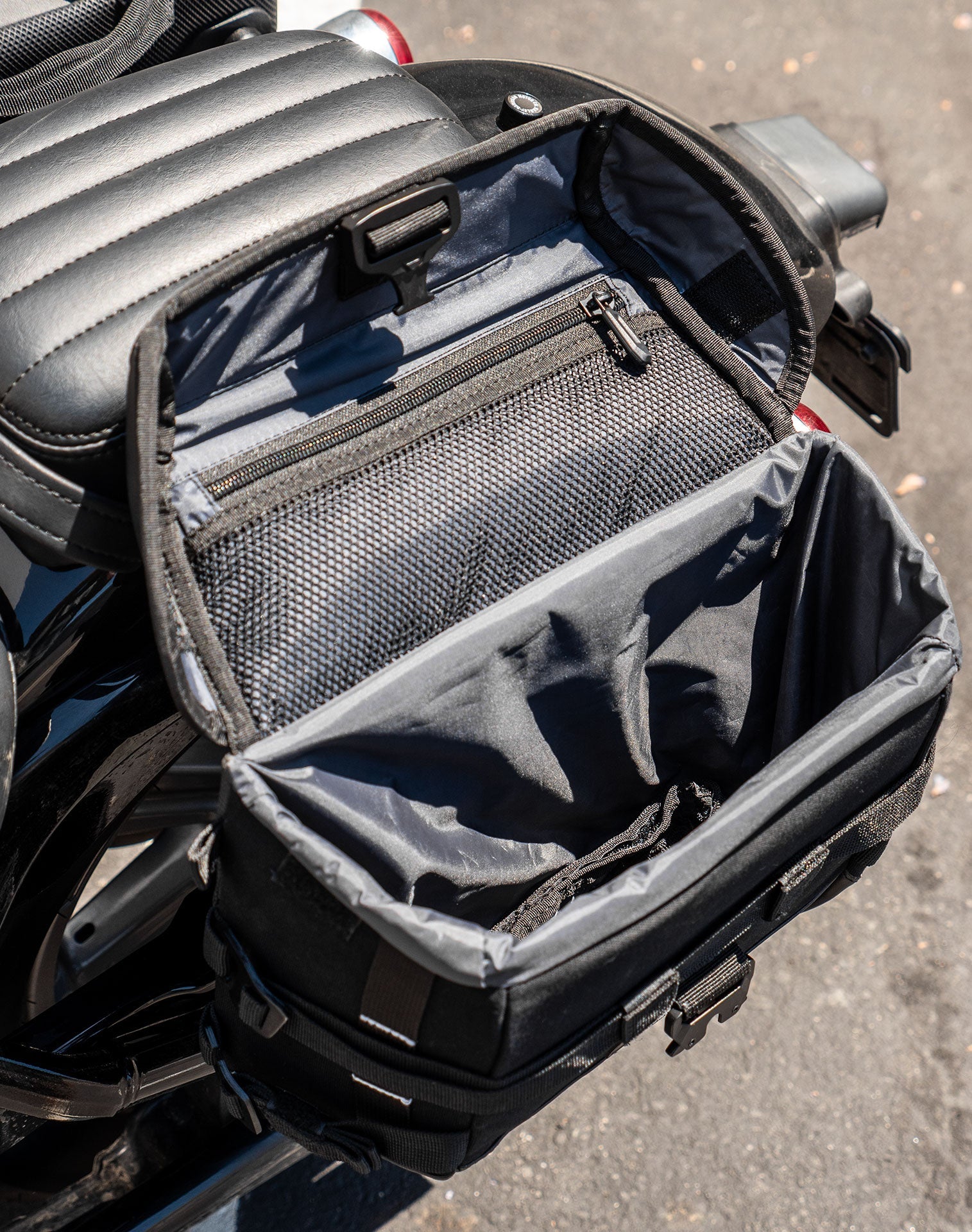 10L - Incognito Quick Mount Small Solo Motocicleta Alforja (Left Only) para Harley Softail Standard FXST