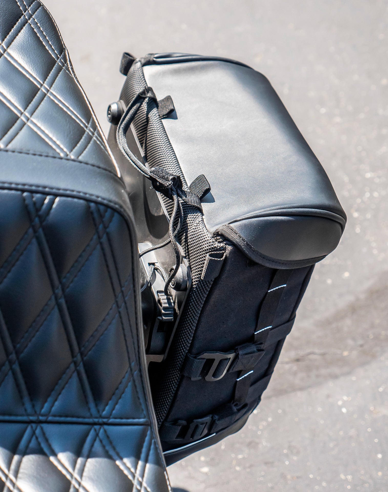 15L - Incognito Quick Mount Medium Solo Alforja (Left Only) para Harley Softail Low Rider ST FXLRST