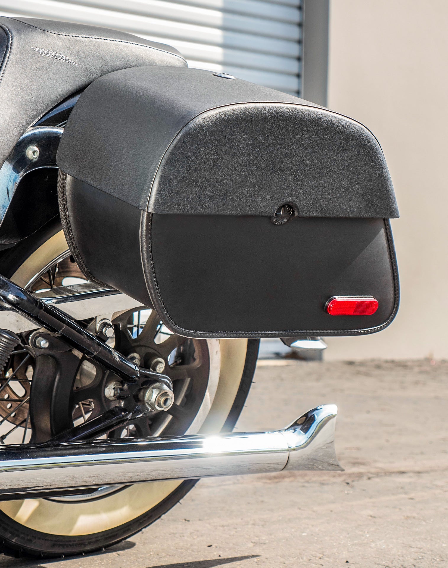 28L - Panzer Medium Hard Mount Alforjas para Harley Softail Deluxe FLSTN/I