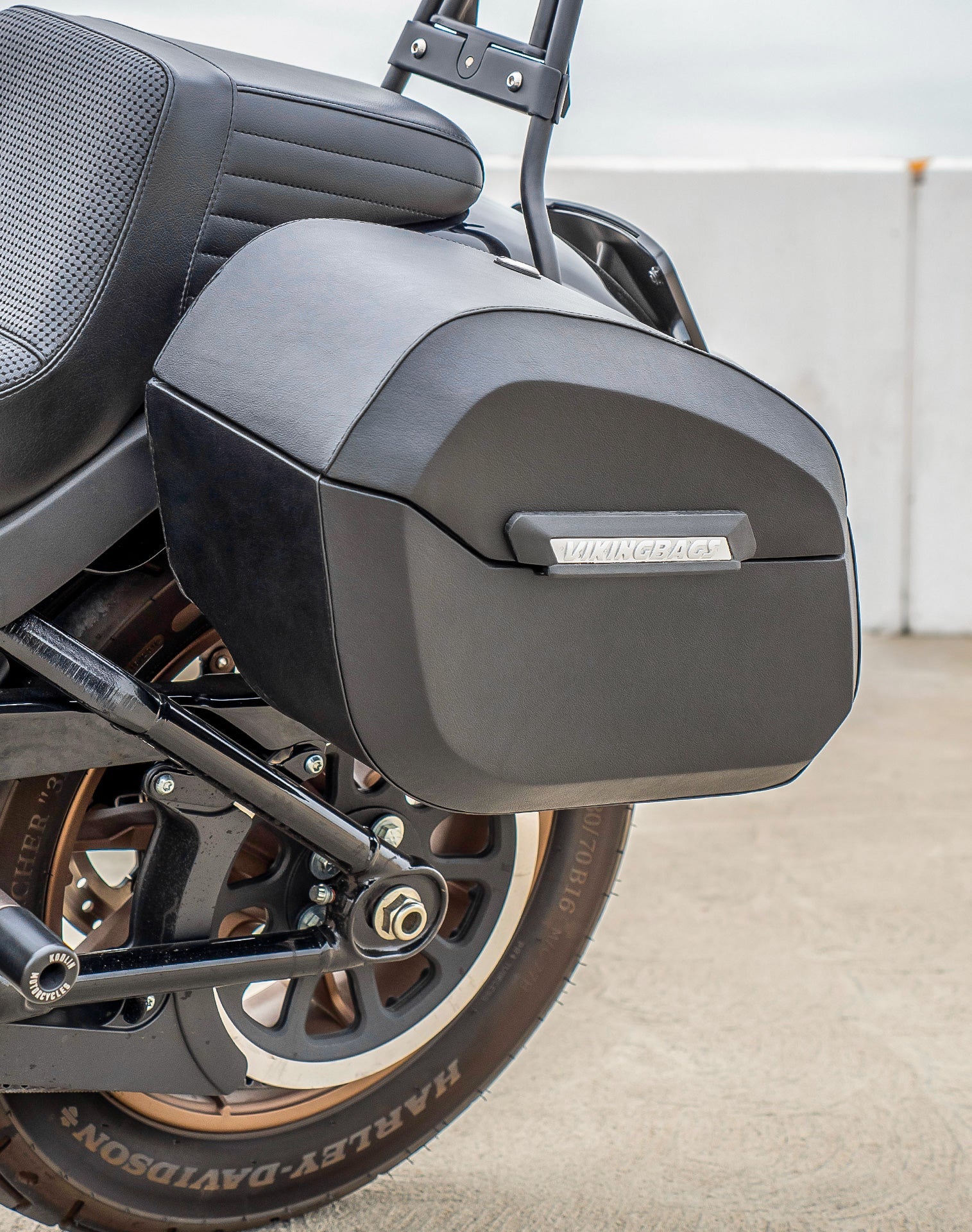 32L - Darkin Large Quick Mount Leather Wrapped Hard Alforjas para Harley Softail Low Rider S FXLRS
