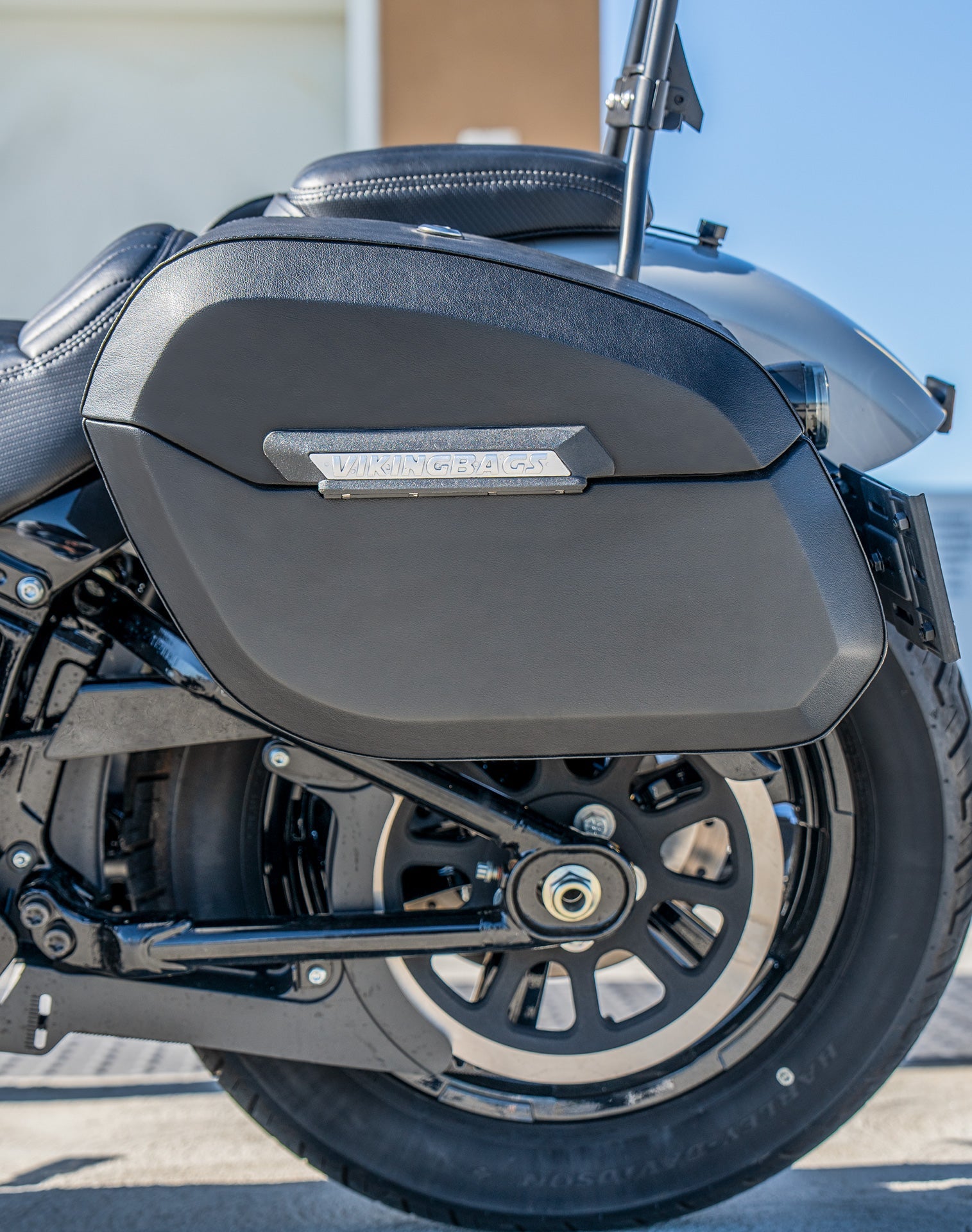 32L - Darkin Large Quick Mount Leather Wrapped Hard Alforjas para Harley Softail Street Bob FXBB/S
