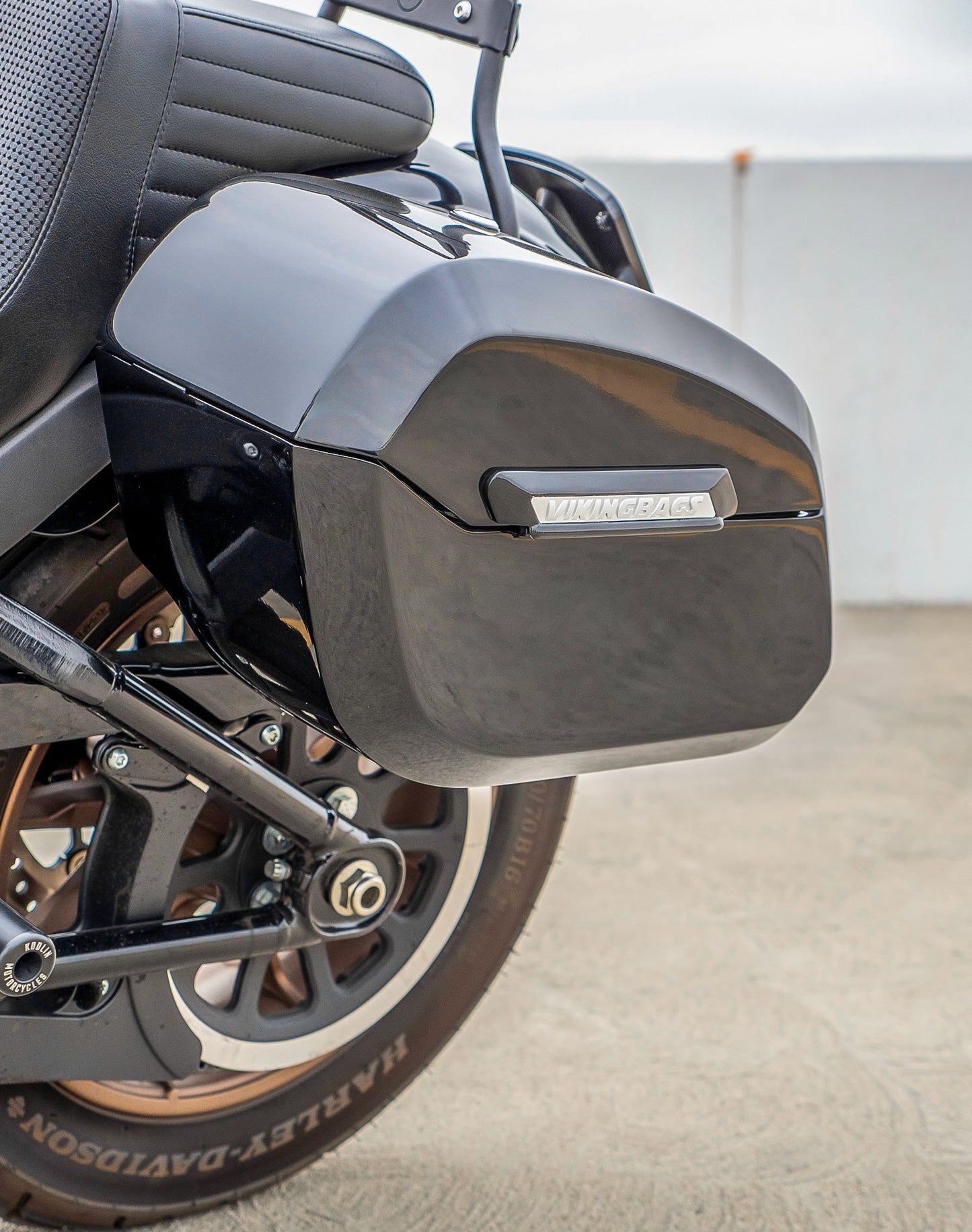 32L - Darkin Large Quick Mount Painted Hard Alforjas para Harley Softail Low Rider S FXLRS
