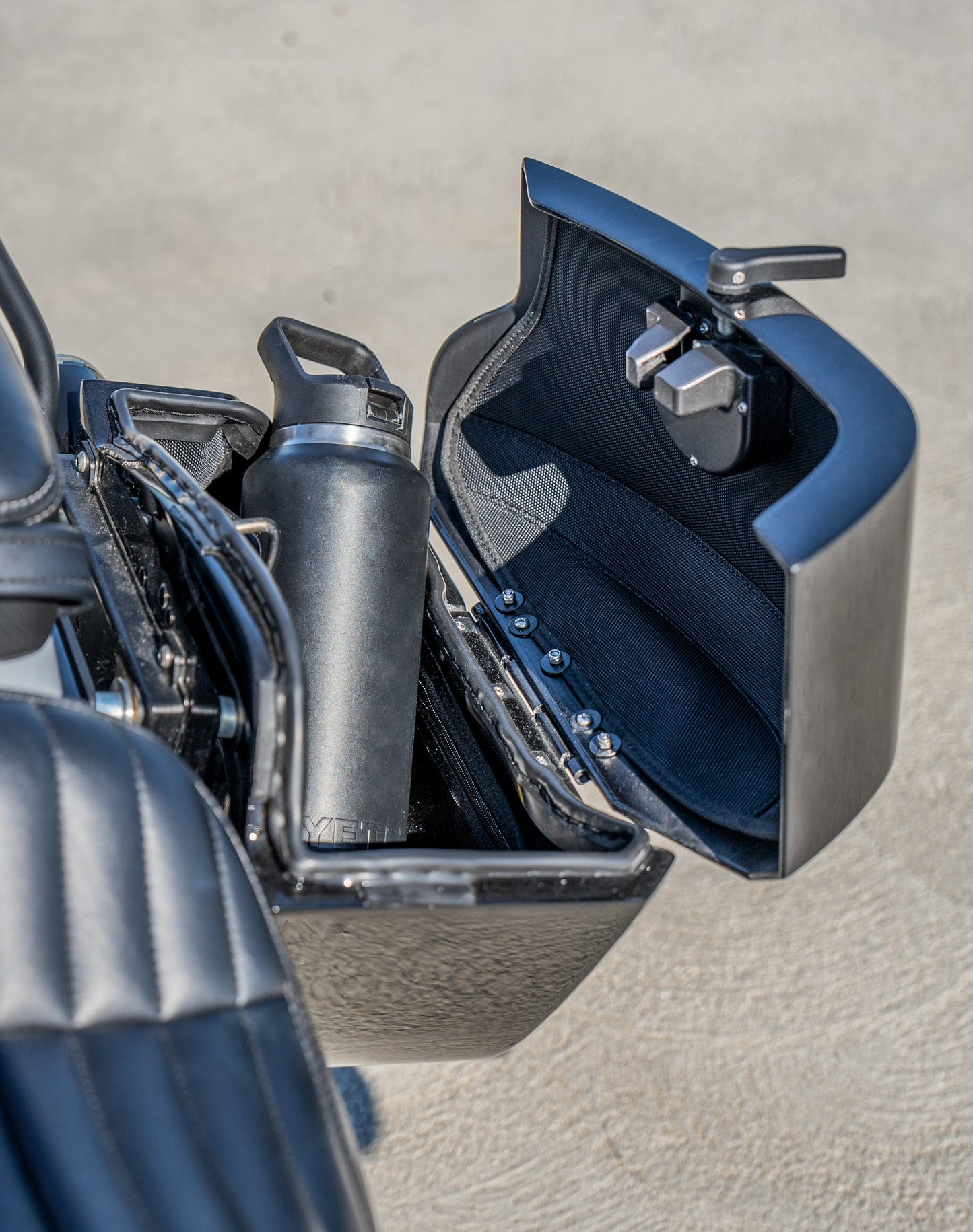 32L - Darkin Large Quick Mount Painted Hard Alforjas para Harley Softail Street Bob FXBB/S