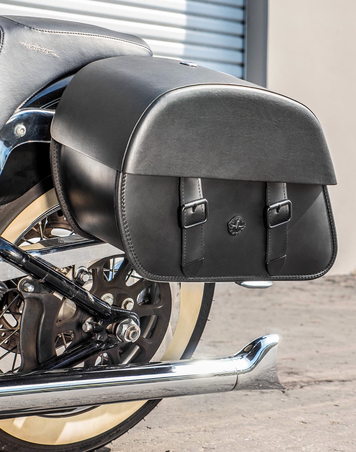 28L - Baelor Medium Hard Mount Alforjas para Harley Softail Deluxe FLSTN/I