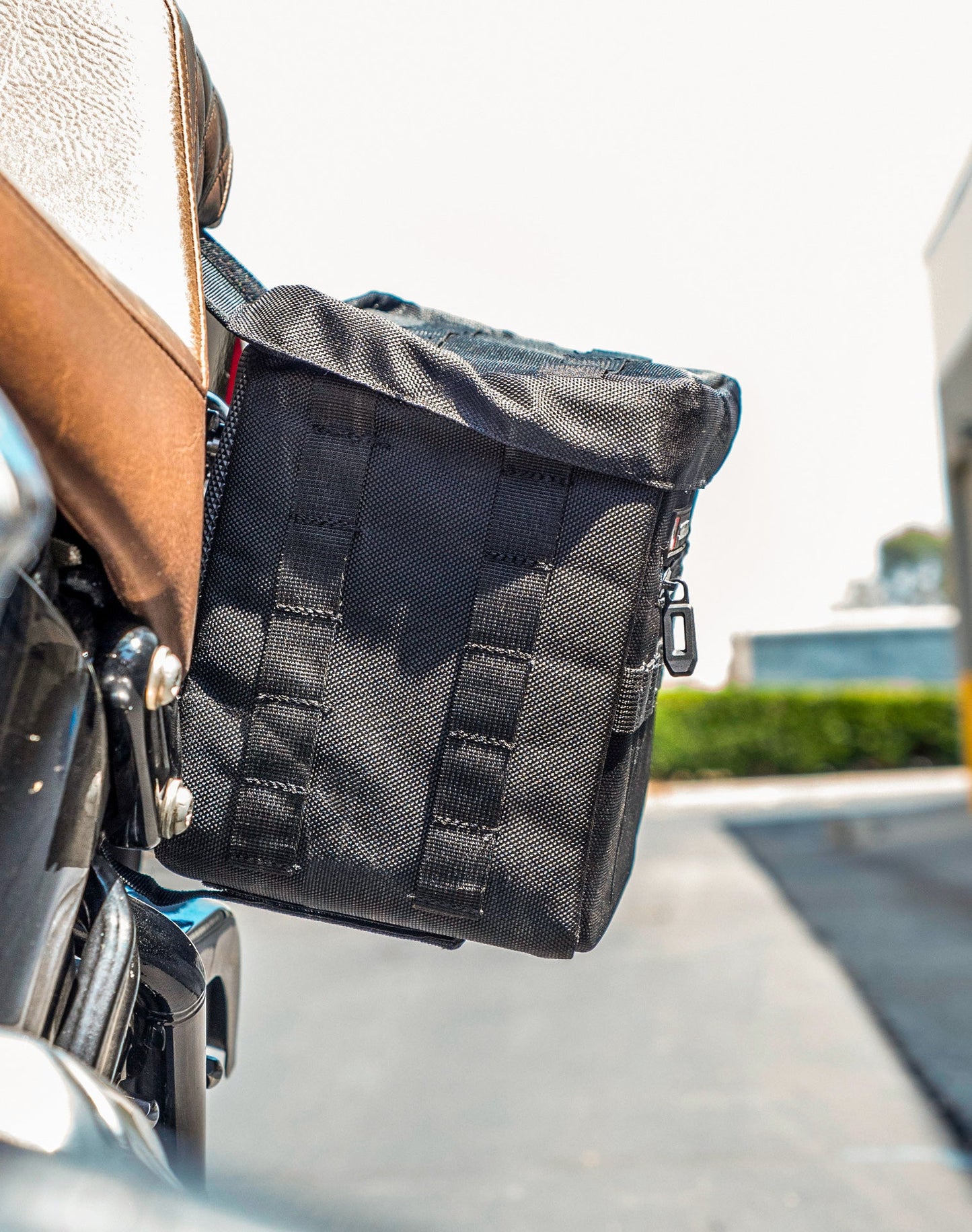 18L - Patriot Medium Motocicleta Throw Over Alforjas para Harley Softail Slim FLS