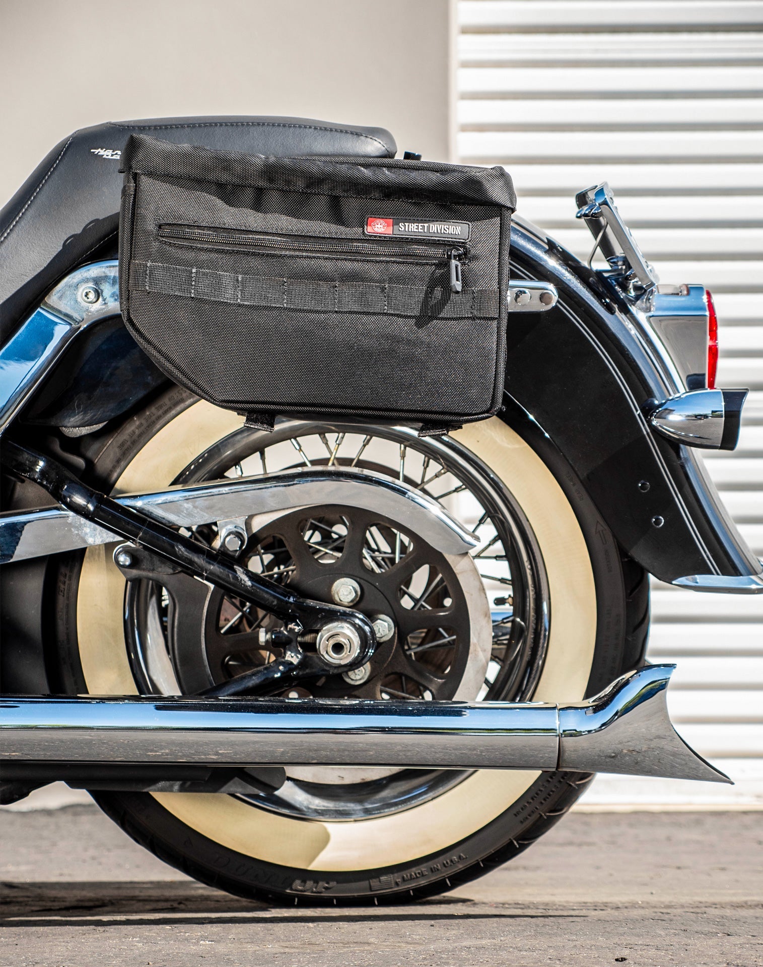 18L - Patriot Medium Motocicleta Throw Over Alforjas para Harley Softail Deluxe FLSTN/I