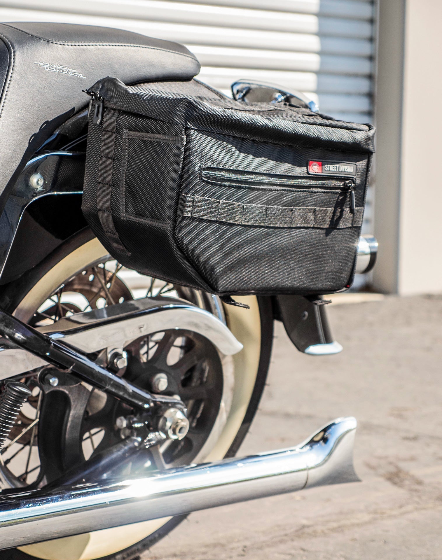 18L - Patriot Medium Motocicleta Throw Over Alforjas para Harley Softail Deluxe FLSTN/I