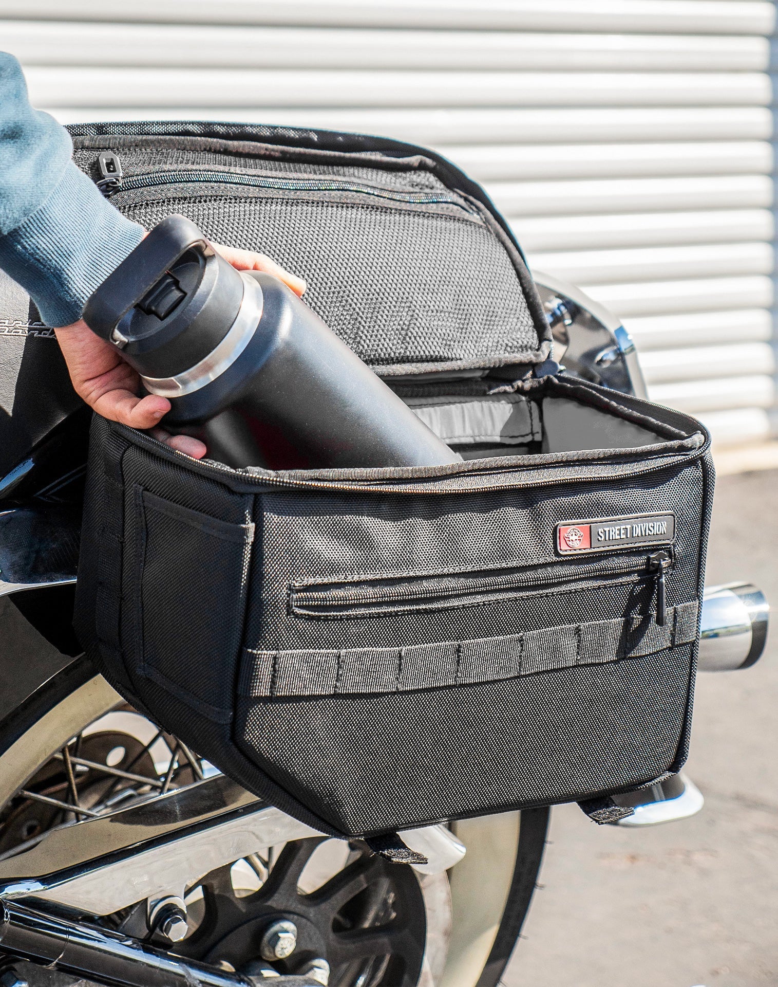 18L - Patriot Medium Motocicleta Throw Over Alforjas para Harley Softail Deluxe FLSTN/I