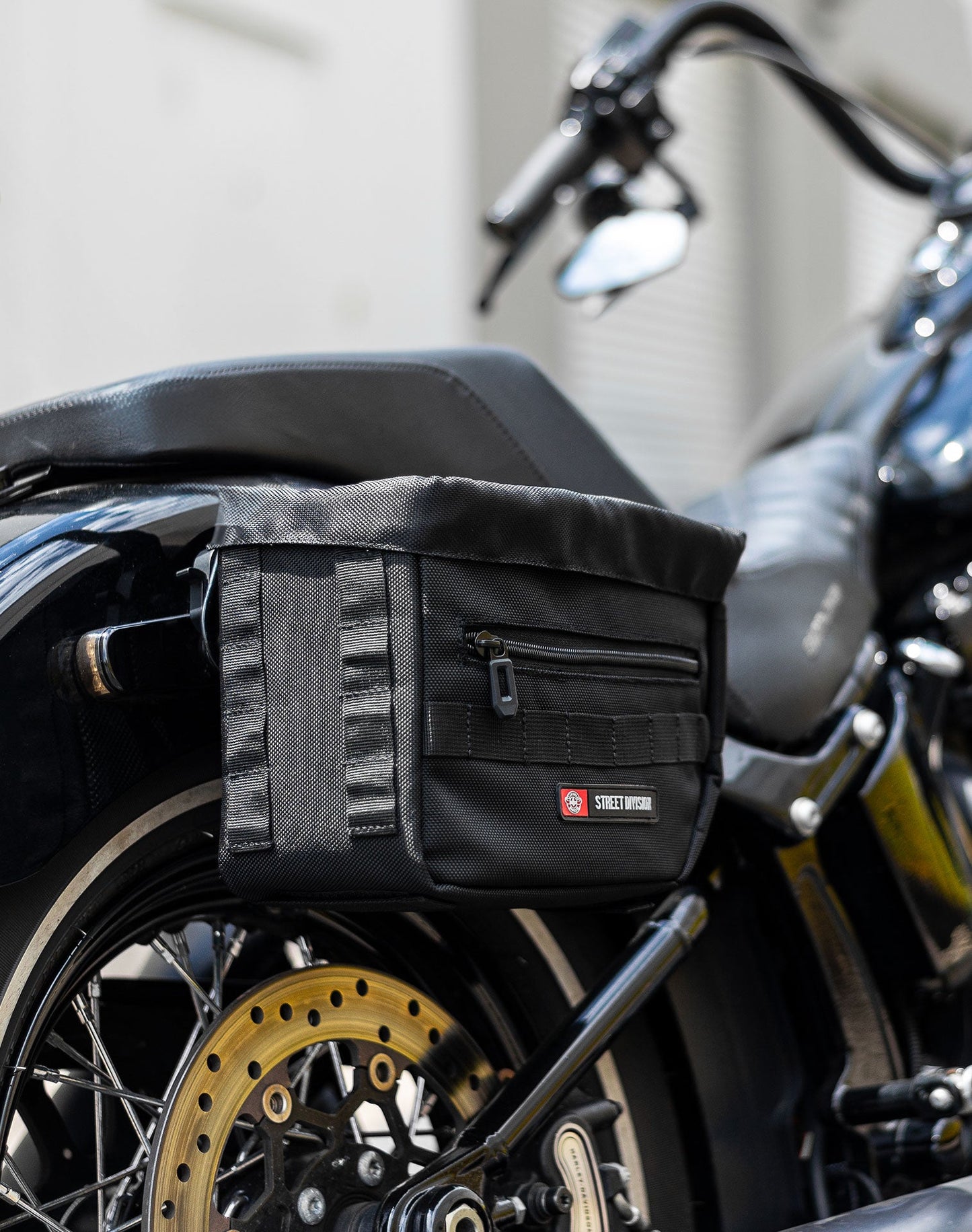 10L - Patriot Small Motocicleta Throw Over Alforjas para Harley Softail Slim FLS